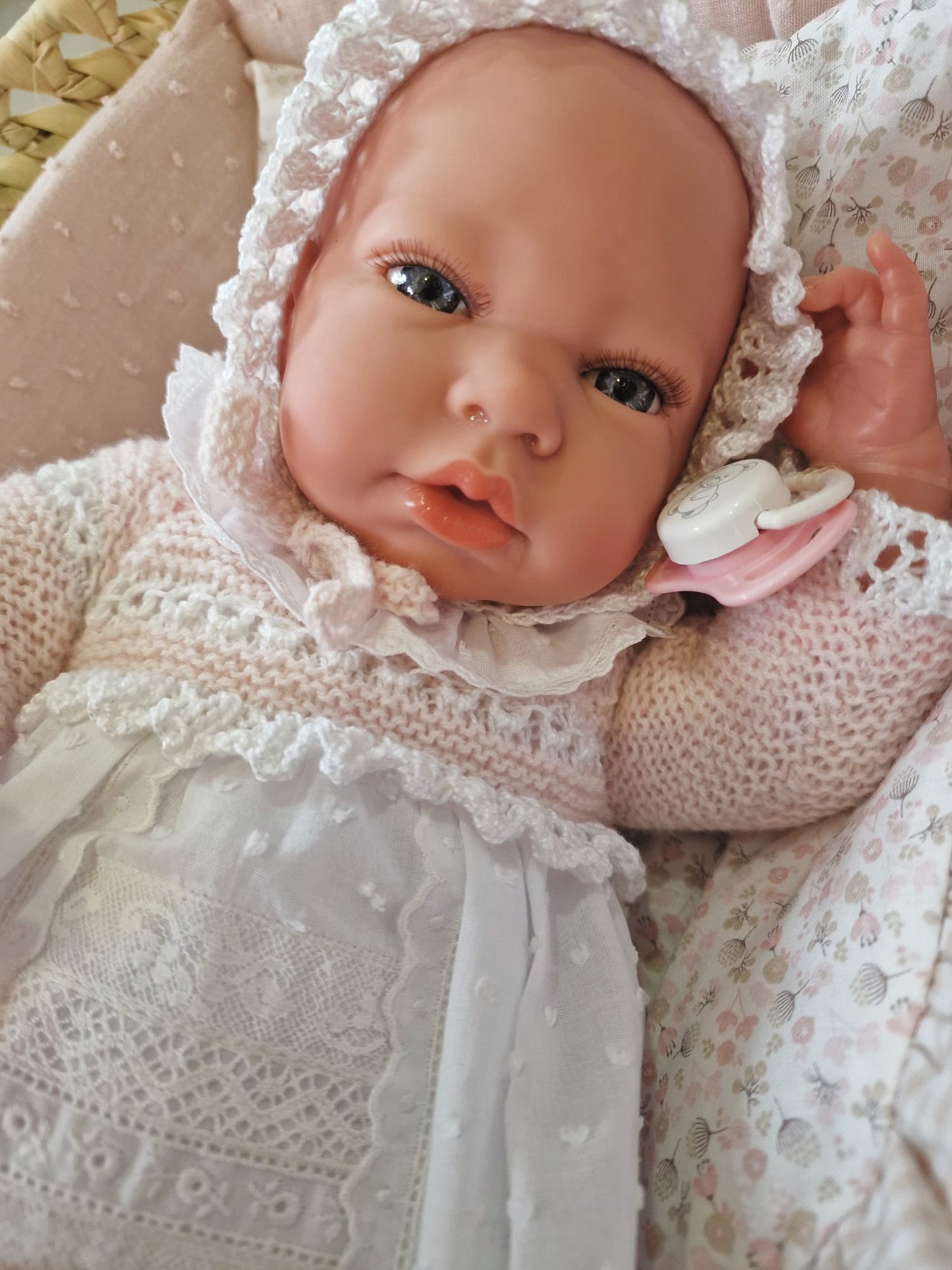 REBORN 40 CENTÍMETROS VESTIDO CON CAPOTA, CUELLO, FALDON ROSA TALCO CON PALA DE PUNTILLA,CULOTTE, PATUCOS Y CHUPETE.