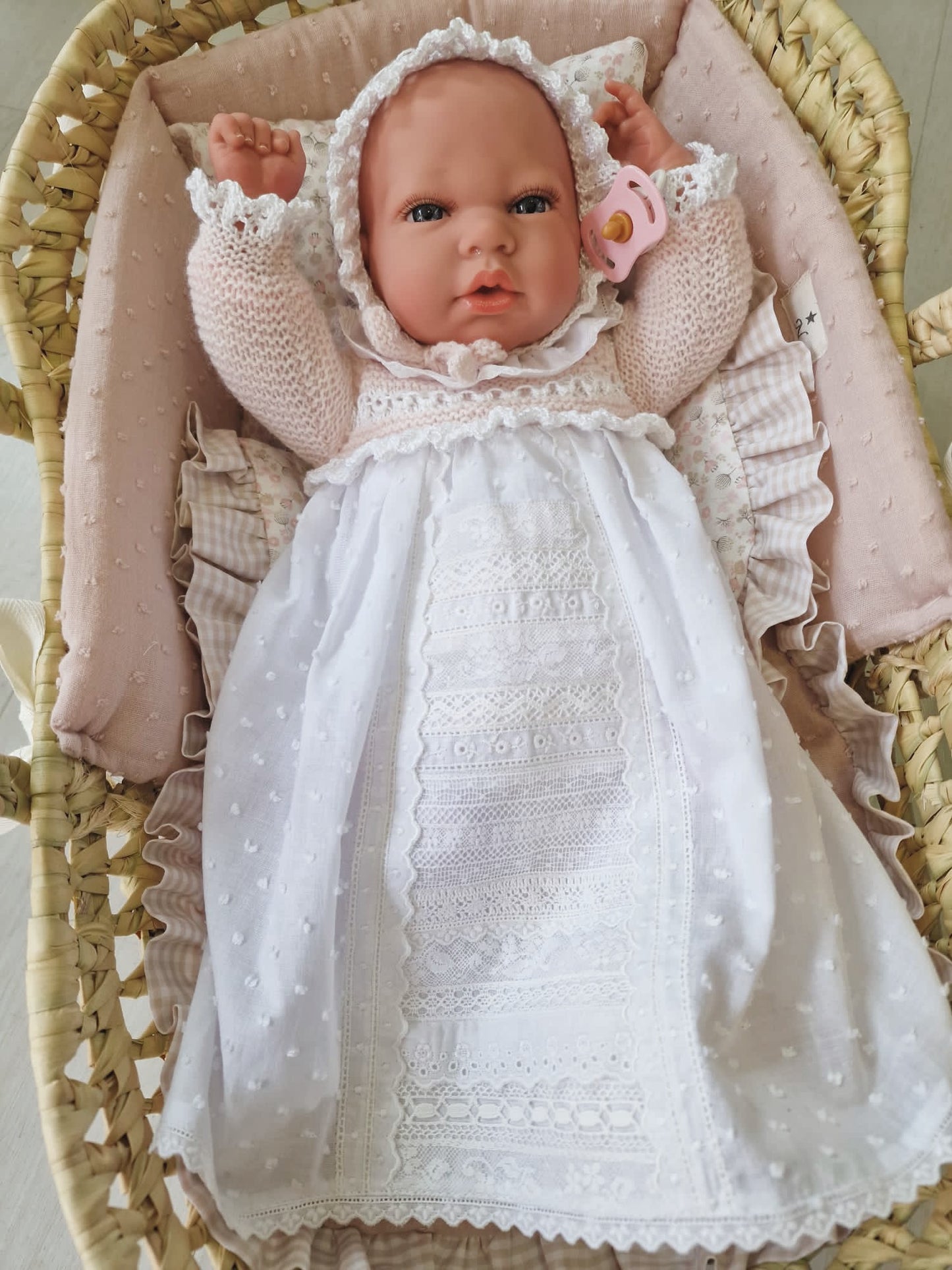 REBORN 40 CENTÍMETROS VESTIDO CON CAPOTA, CUELLO, FALDON ROSA TALCO CON PALA DE PUNTILLA,CULOTTE, PATUCOS Y CHUPETE.