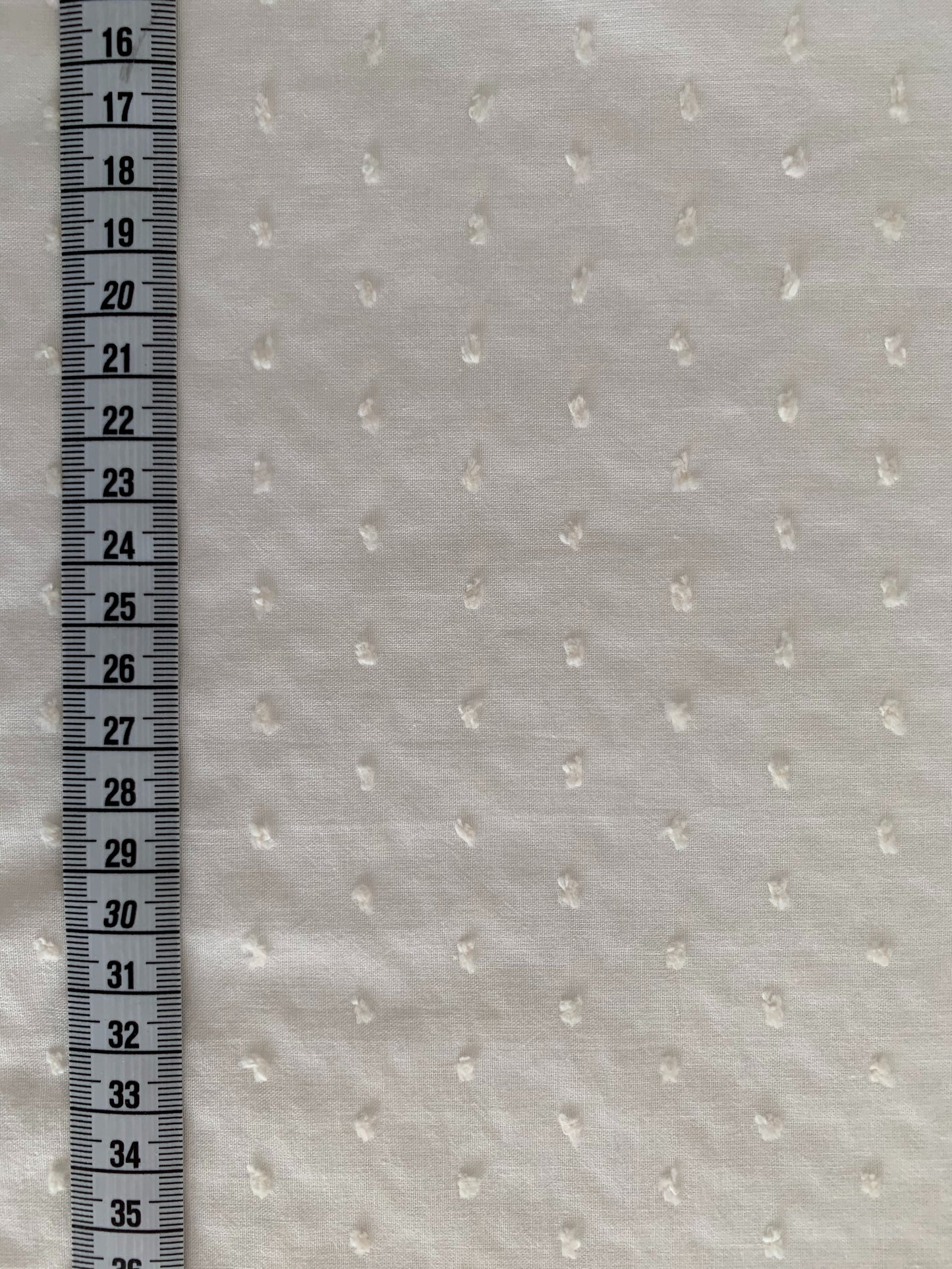 TELA CON TEXTURA DE 1,45 METROS DE ANCHO. 10 EUROS /METRO.