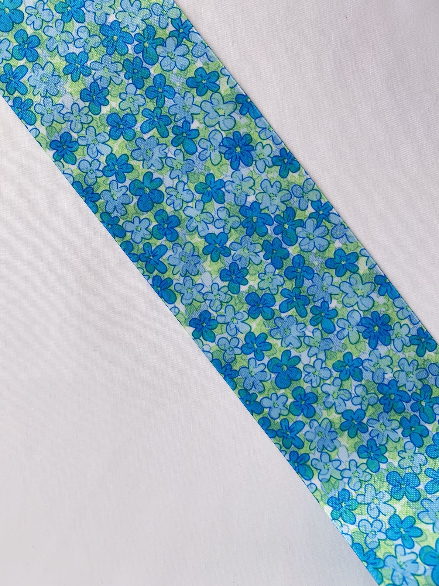 CINTA DE PELO ESTAMPADO FLORAL EN TONOS VERDE, AZULES Y BLANCO 7 CENTÍMETROS DE ANCHO