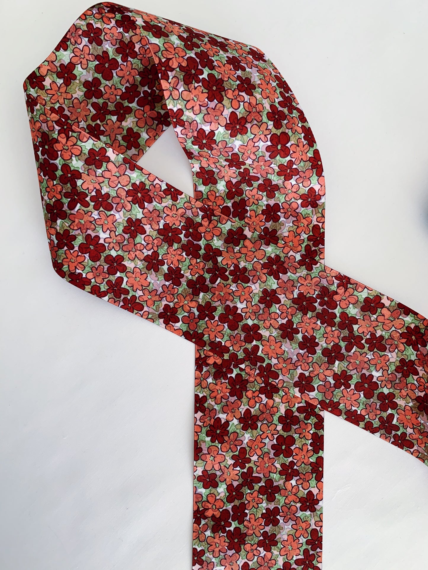 CINTA DE PELO ESTAMPADO FLORAL EN TONOS BURDEOS, CORAL Y BLANCO 7 CENTÍMETROS DE ANCHO