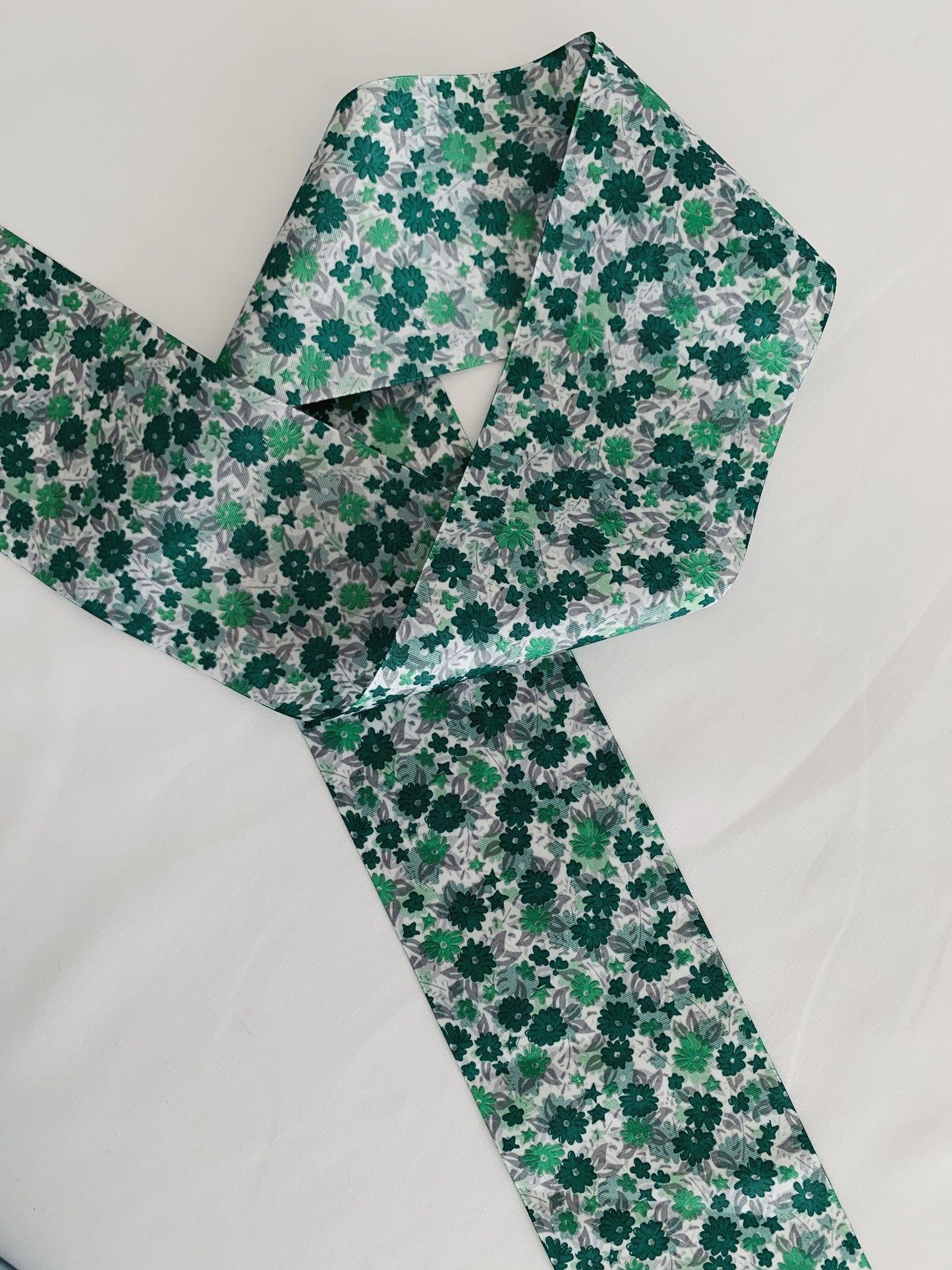 CINTA DE PELO ESTAMPADO FLORAL EN TONOS VERDES Y BLANCO 7 CENTÍMETROS DE ANCHO
