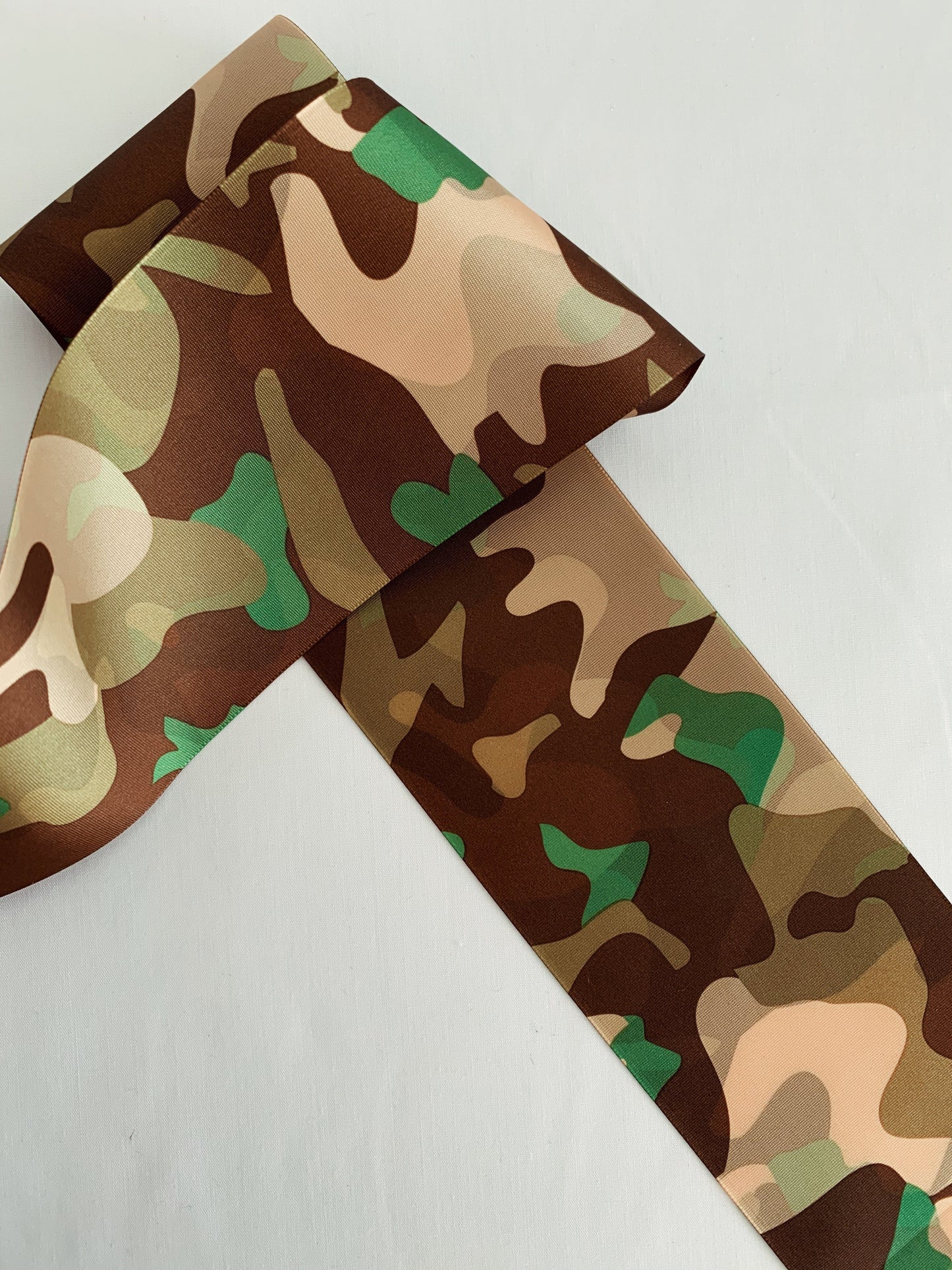 CINTA DE PELO ESTAMPADO CAMUFLAJE EN TONOS MARRONES Y VERDES 7 CENTÍMETROS DE ANCHO