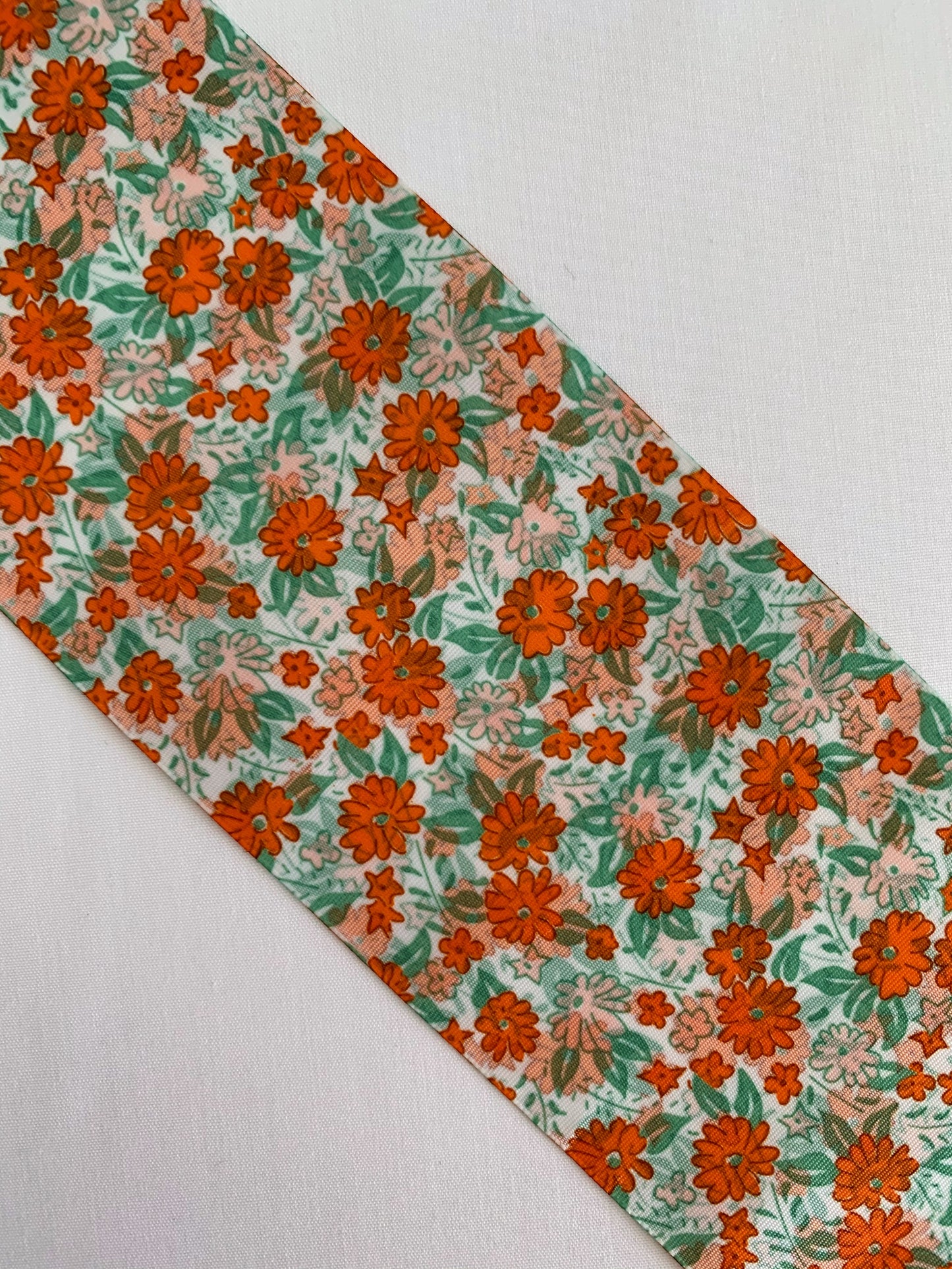 CINTA DE PELO ESTAMPADO FLORAL EN TONOS VERDE, NARANJAS Y BLANCO 7 CENTÍMETROS DE ANCHO