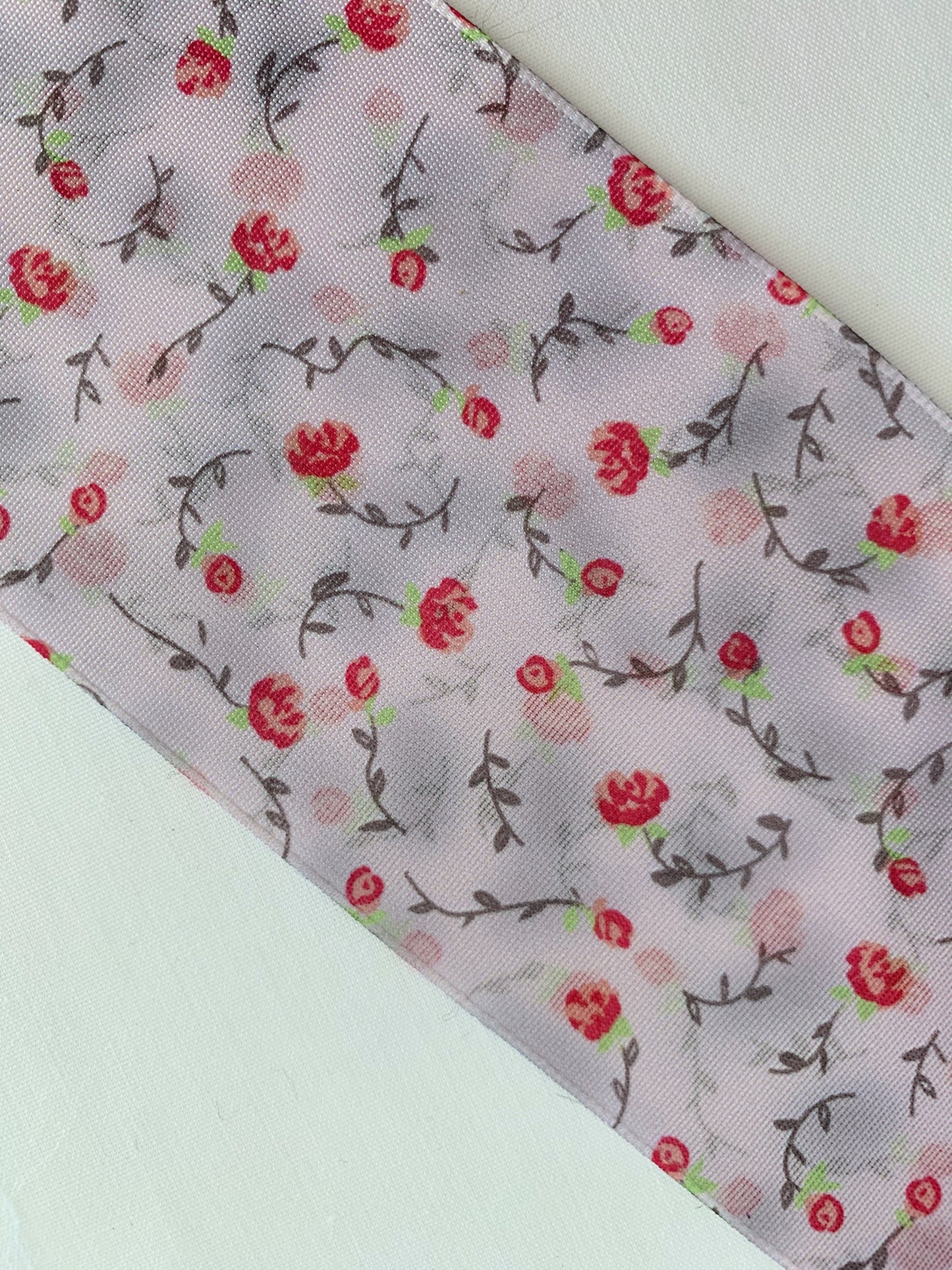 CINTA DE PELO ESTAMPADO DE FLORES EN LILA, ROJOS Y ROSAS DE 6 CENTÍMETROS DE ANCHO