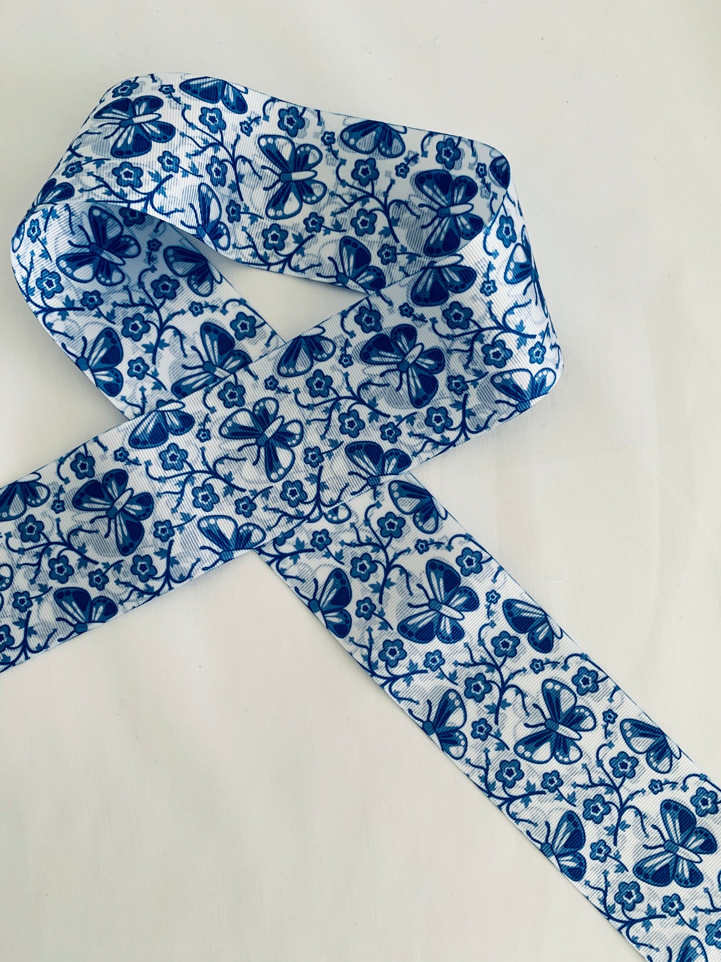 CINTA DE PELO ESTAMPADO DE FLORES AZUL Y MARIPOSAS DE 5 CENTÍMETROS DE ANCHO