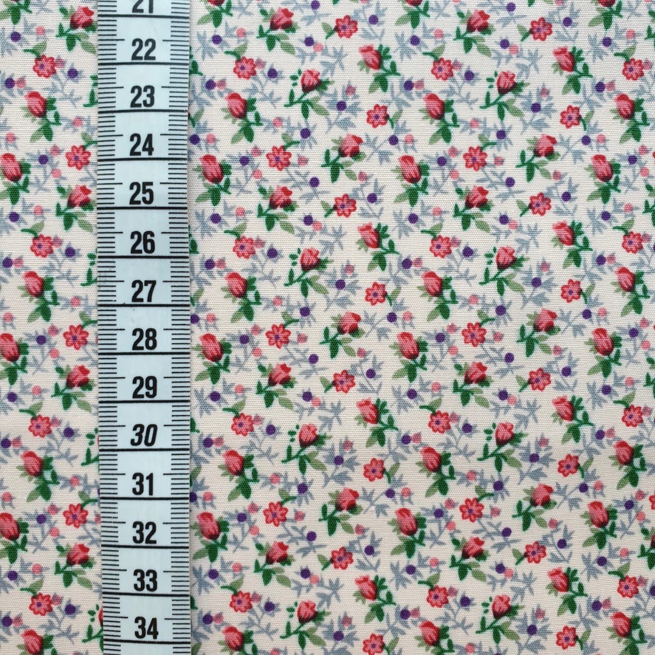 TELA ESTAMPADA DE 1,5 METROS DE ANCHO. 10 EUROS/ METRO.