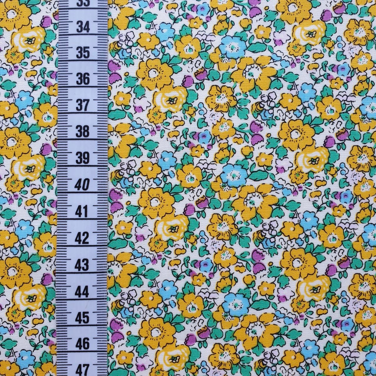 TELA ESTAMPADA DE 1,5 METROS DE ANCHO. 10 EUROS/ METRO.