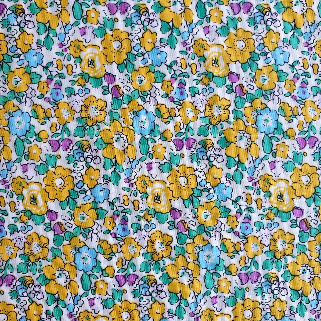 TELA ESTAMPADA DE 1,5 METROS DE ANCHO. 10 EUROS/ METRO.