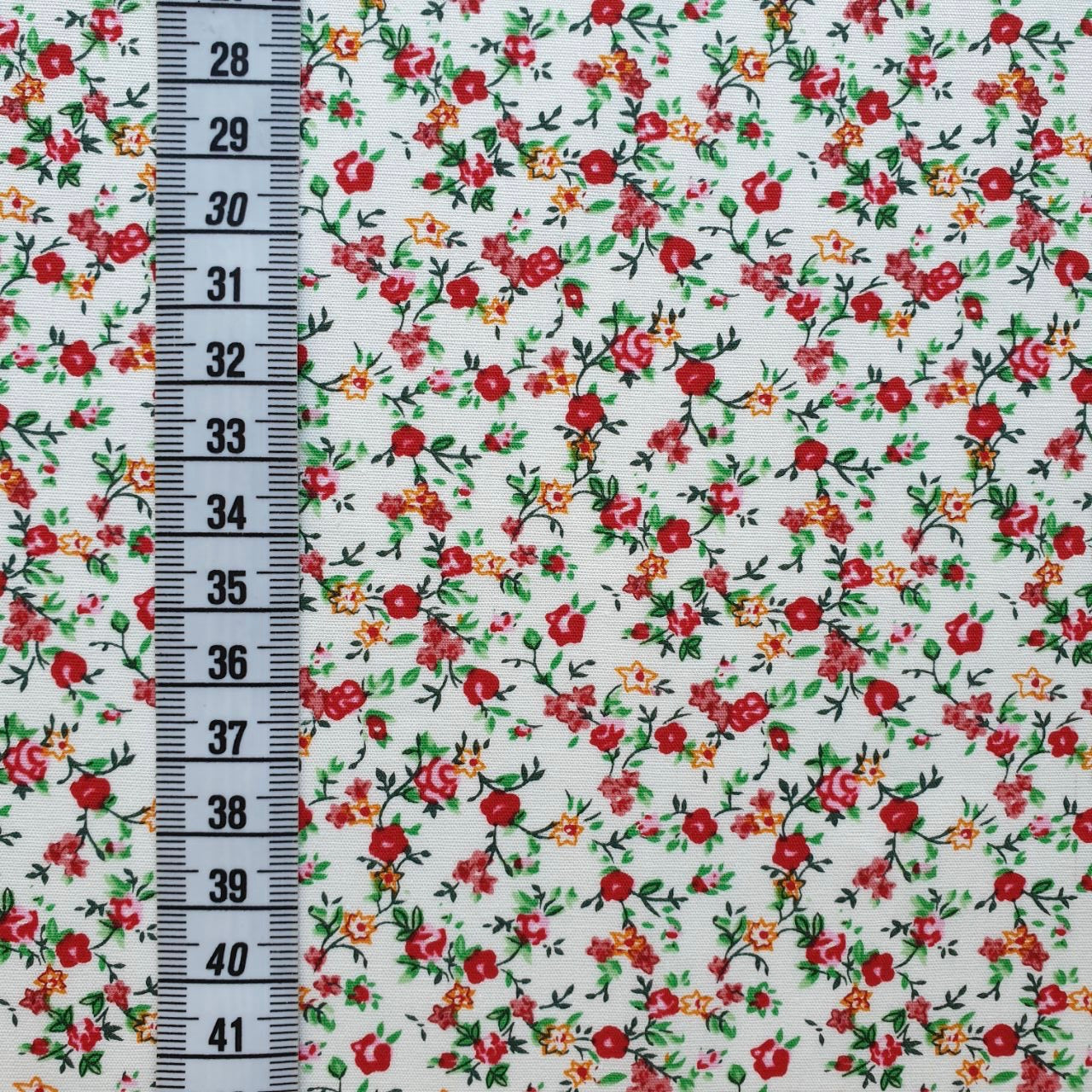 TELA ESTAMPADA DE 1,5 METROS DE ANCHO. 10 EUROS/ METRO.