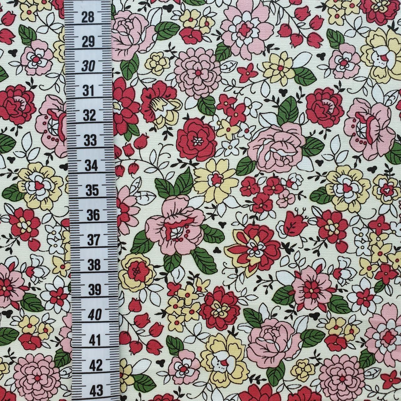 TELA ESTAMPADA DE 1,5 METROS DE ANCHO. 10 EUROS/ METRO.
