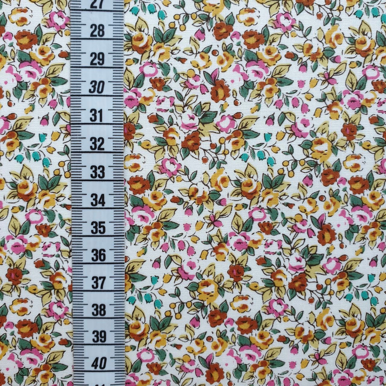 TELA ESTAMPADA DE 1,5 METROS DE ANCHO. 10 EUROS/ METRO.