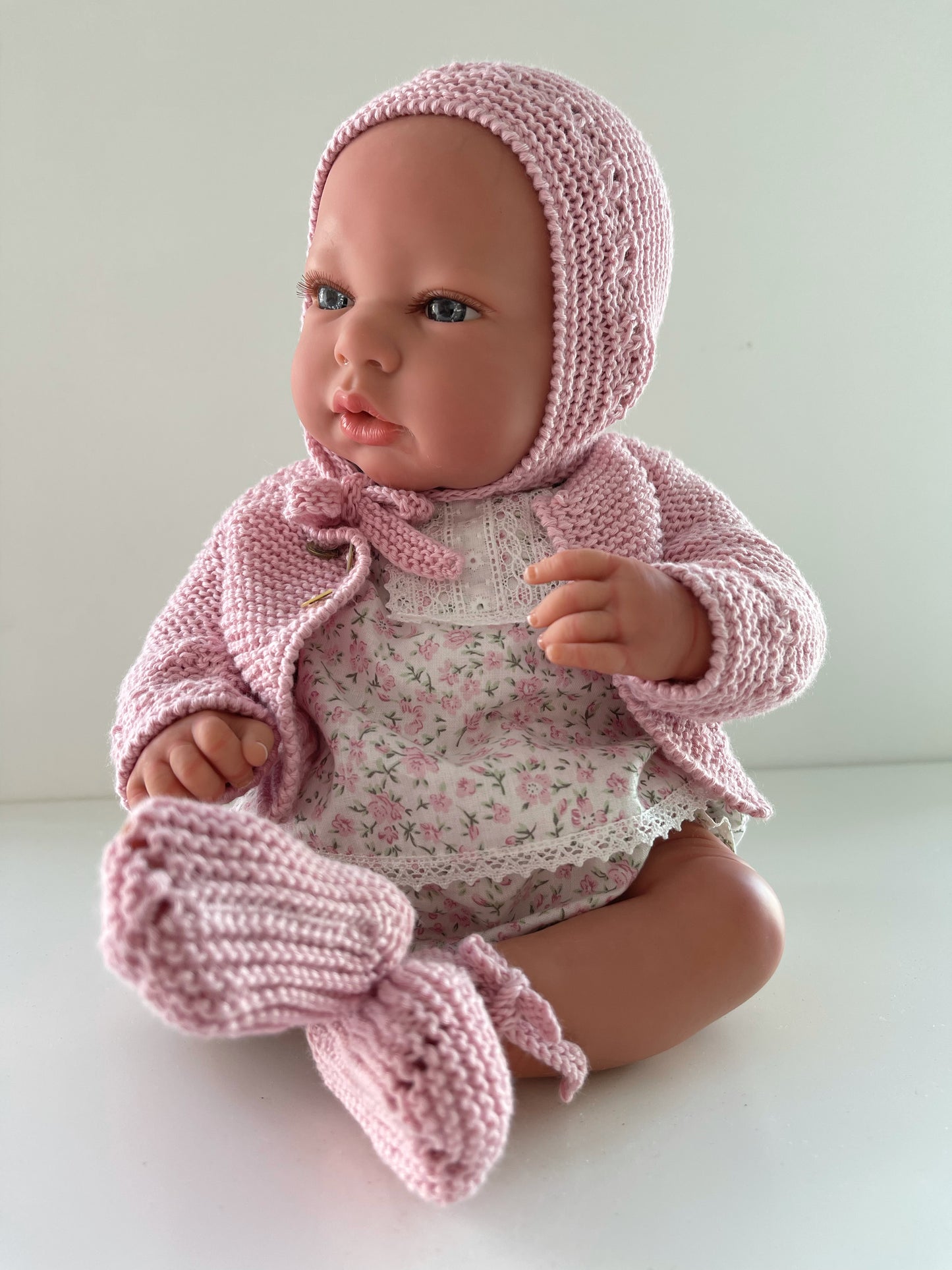 REBORN 40 CENTÍMETROS VESTIDO CON CAPOTA, JERSEY/ CHAQUETA, JESUSITO, CULOTTE Y PATUCOS