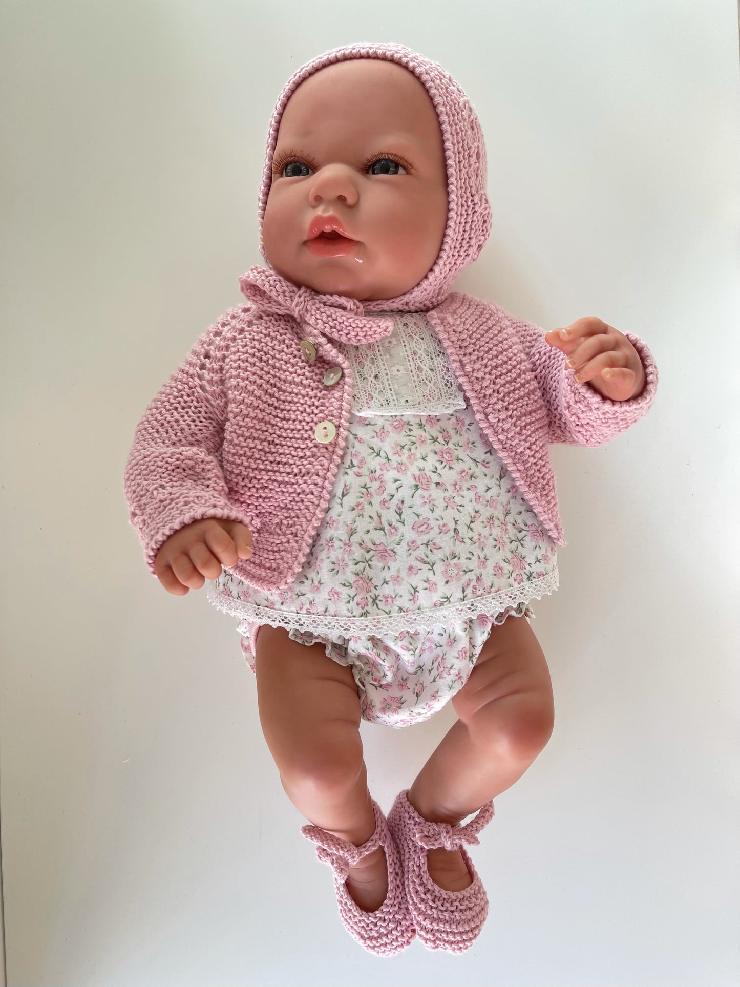 REBORN 40 CENTÍMETROS VESTIDO CON CAPOTA, JERSEY/ CHAQUETA, JESUSITO, CULOTTE Y PATUCOS