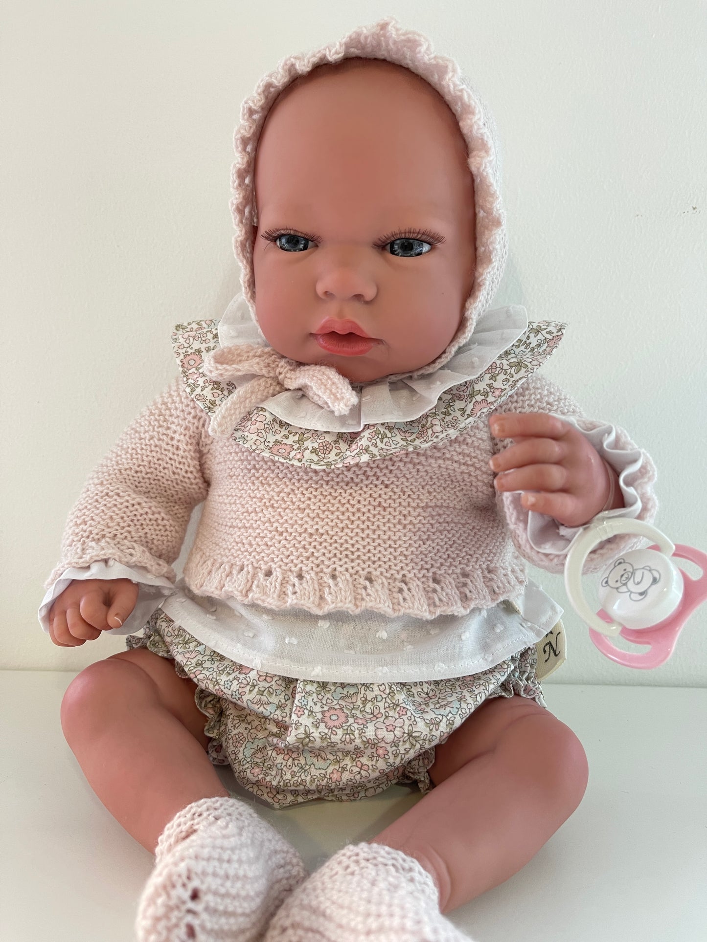 REBORN 40 CENTÍMETROS VESTIDO CON CAPOTA, JERSEY/ CHAQUETA, BLUSA DE PLUMETI, CULOTTE, CUELLO Y PATUCOS