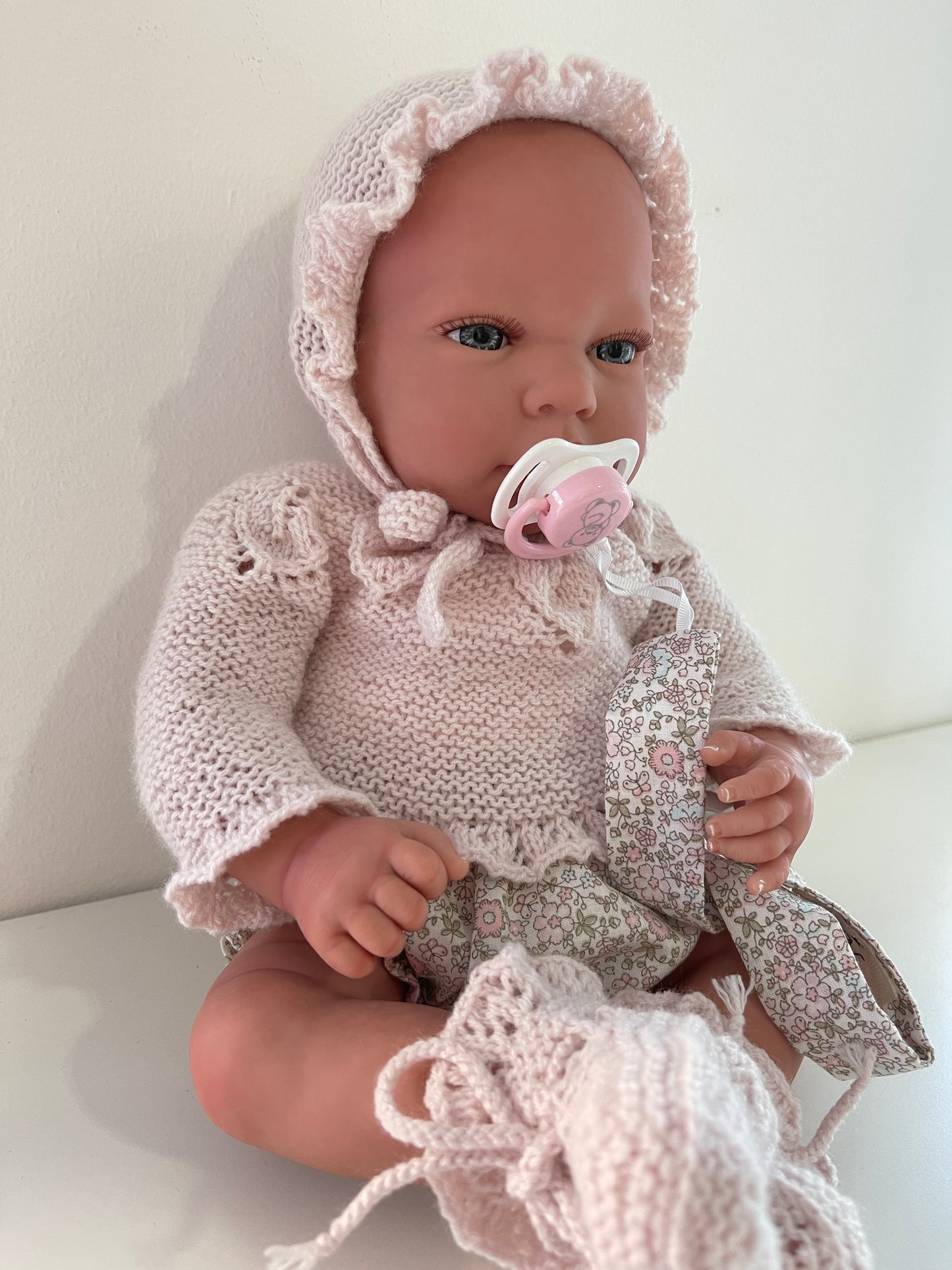 REBORN 40 CENTÍMETROS VESTIDO CON CAPOTA, JERSEY/ CHAQUETA, BLUSA DE PLUMETI, CULOTTE, CUELLO, CHUPETERO Y PATUCOS