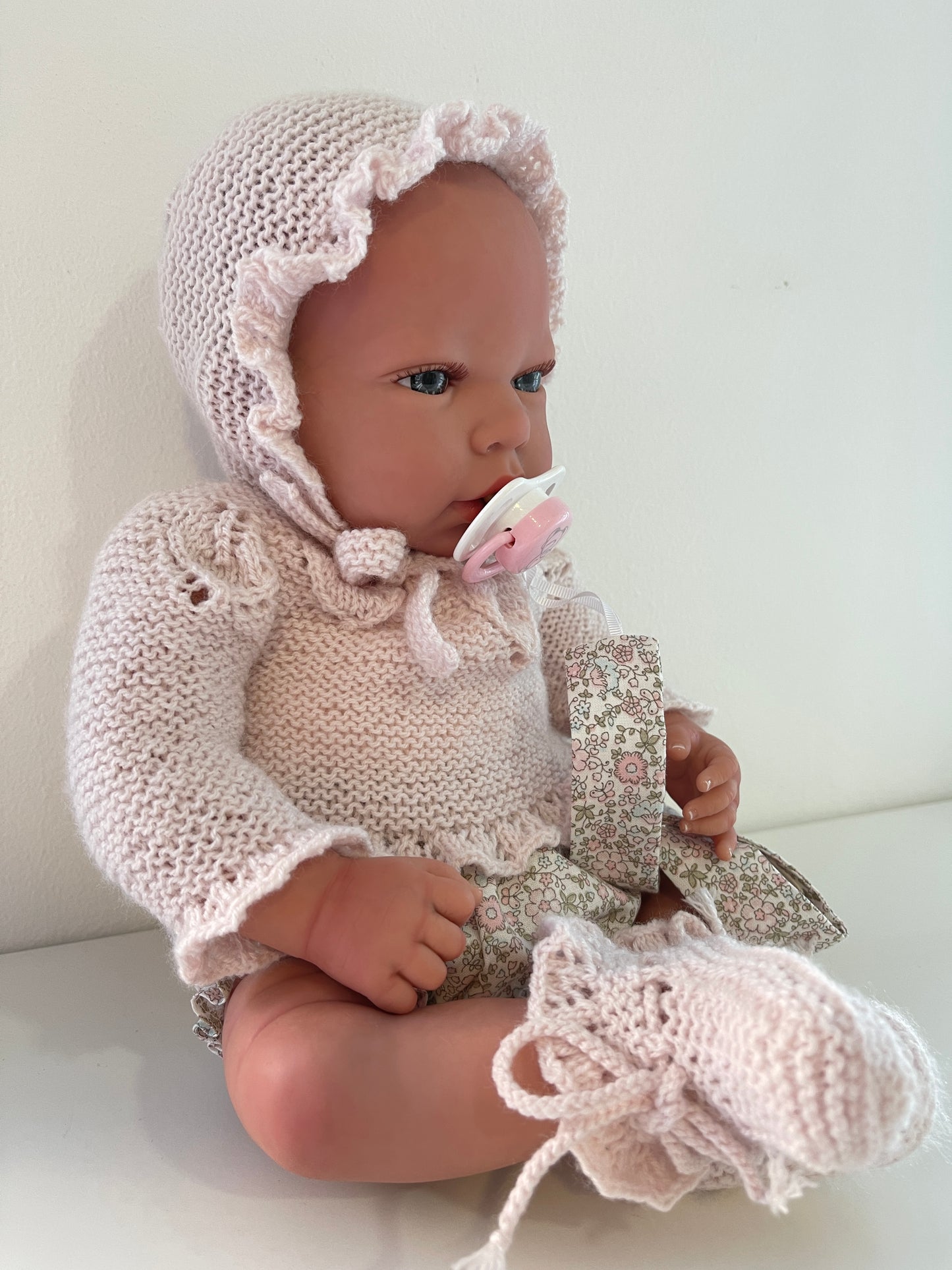 REBORN 40 CENTÍMETROS VESTIDO CON CAPOTA, JERSEY/ CHAQUETA, BLUSA DE PLUMETI, CULOTTE, CUELLO, CHUPETERO Y PATUCOS