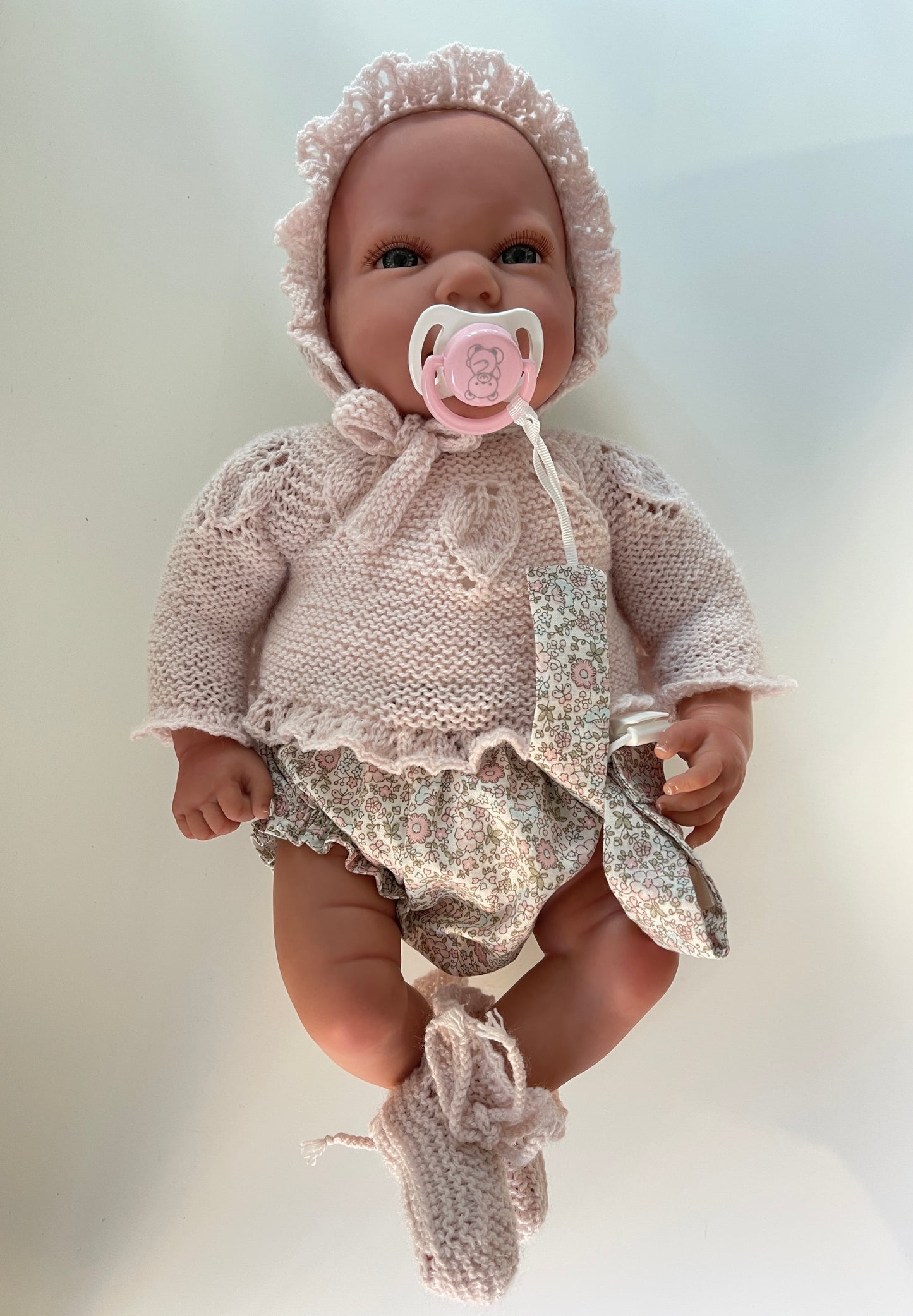 REBORN 40 CENTÍMETROS VESTIDO CON CAPOTA, JERSEY/ CHAQUETA, BLUSA DE PLUMETI, CULOTTE, CUELLO, CHUPETERO Y PATUCOS