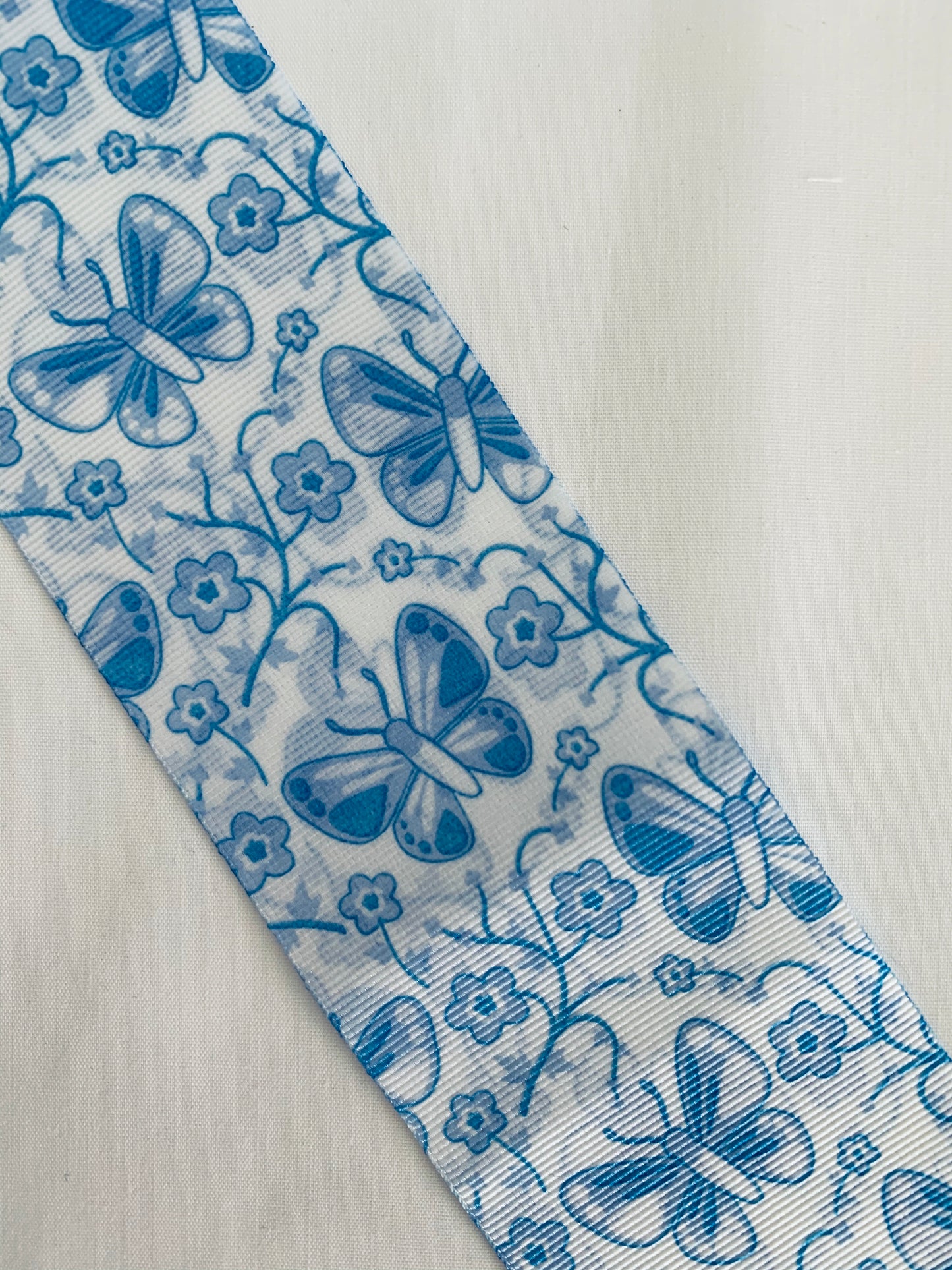 CINTA DE PELO ESTAMPADO DE FLORES AZUL CLARO Y MARIPOSAS DE 5 CENTÍMETROS DE ANCHO