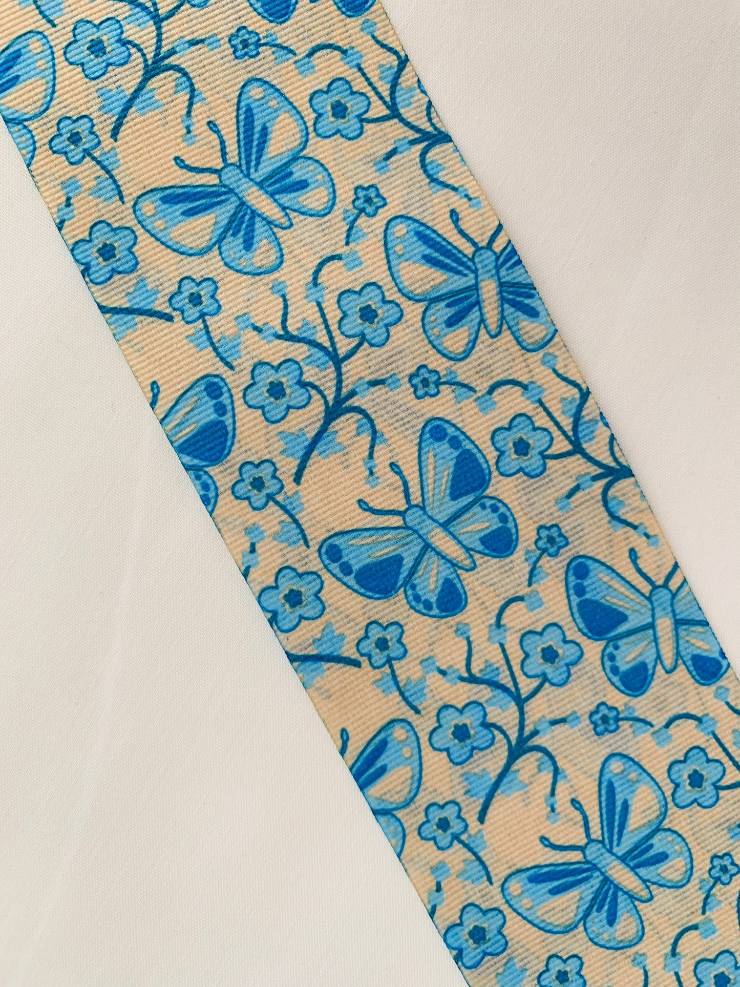 CINTA DE PELO ESTAMPADO DE FLORES AZUL Y MARIPOSAS DE 5 CENTÍMETROS DE ANCHO