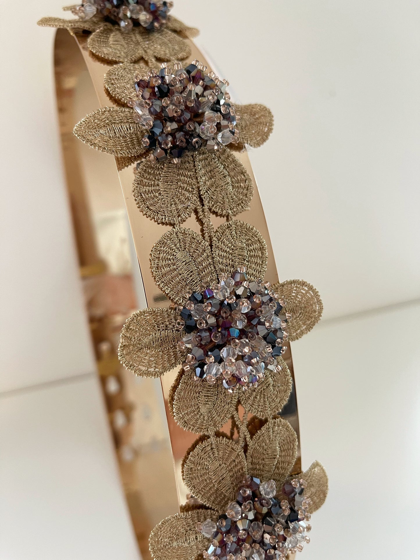 CINTURÓN DORADO RIGIDO CON ADORNO DE FLORES PARA INVITADA