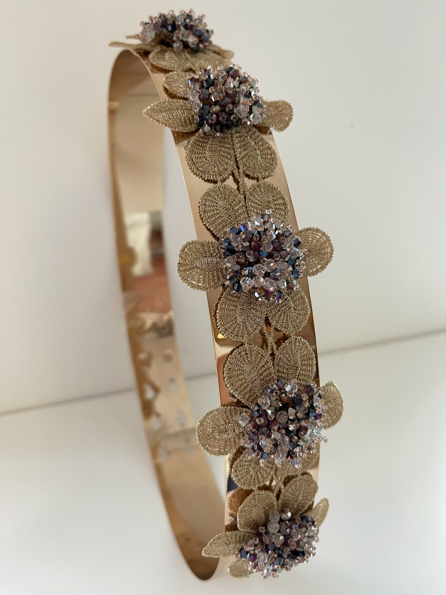 CINTURÓN DORADO RIGIDO CON ADORNO DE FLORES PARA INVITADA