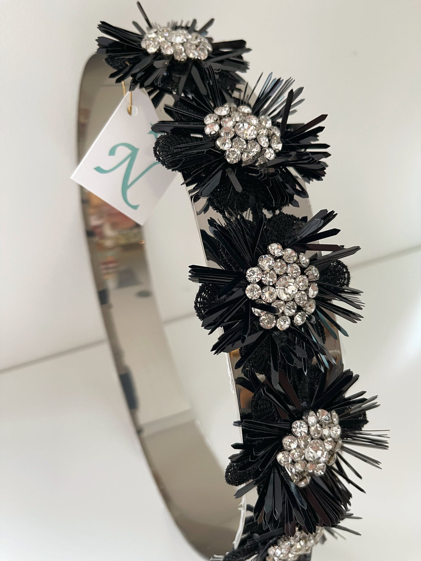 CINTURÓN PLATEADO RIGIDO CON ADORNO DE FLORES PARA INVITADA