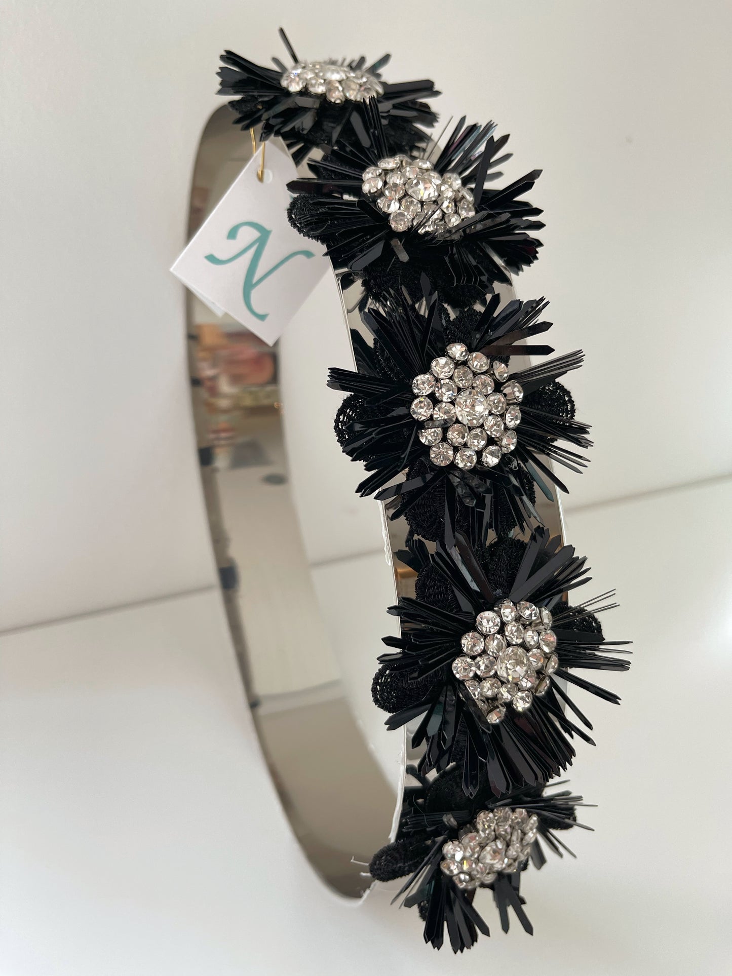 CINTURÓN PLATEADO RIGIDO CON ADORNO DE FLORES PARA INVITADA