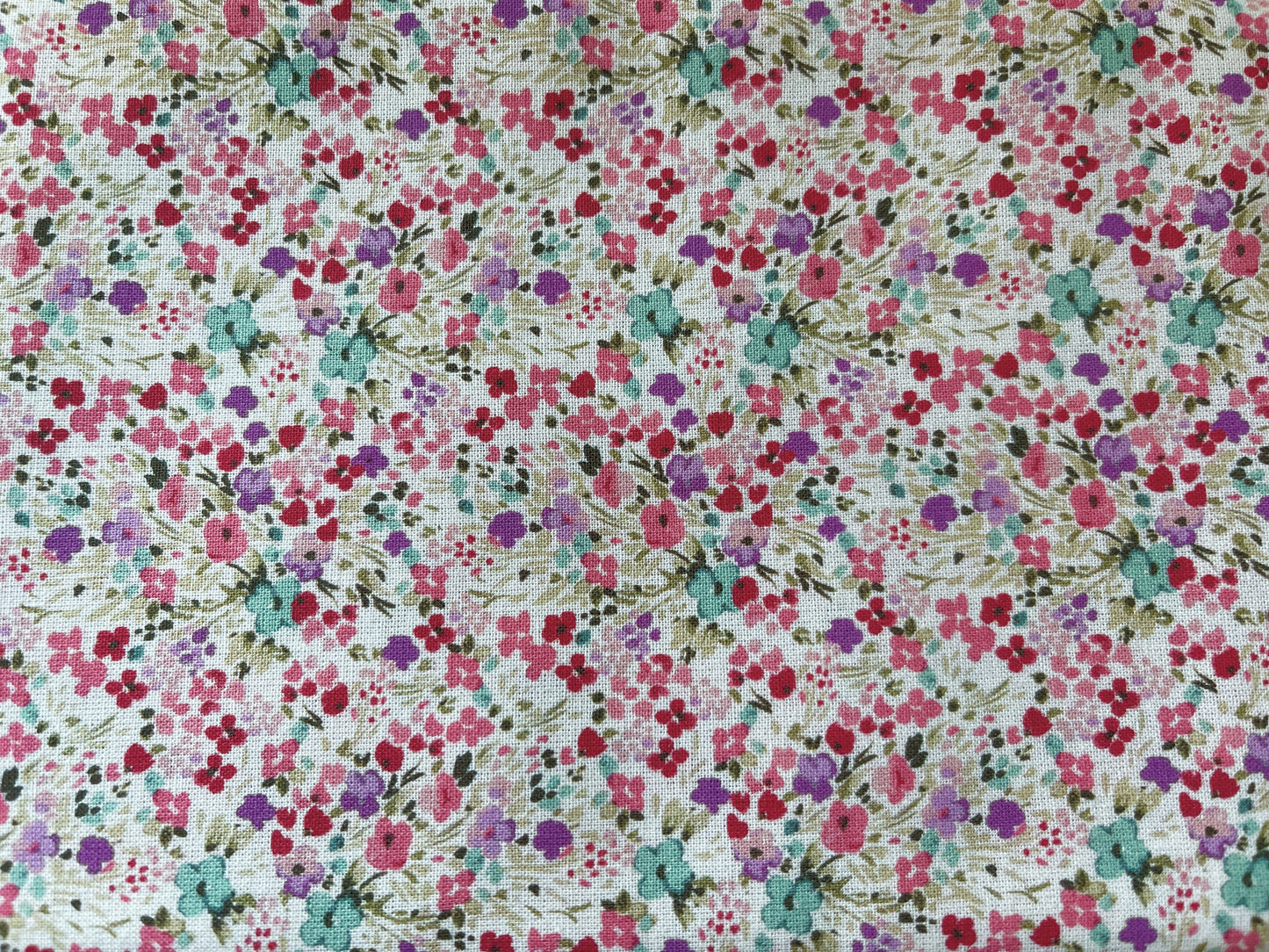TELA ESTAMPADA DE 1,5 METROS DE ANCHO. 10 EUROS/ METRO.
