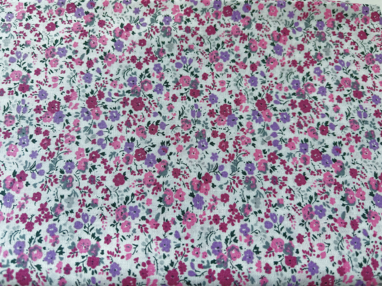 TELA ESTAMPADA DE 1,5 METROS DE ANCHO. 10 EUROS/ METRO.