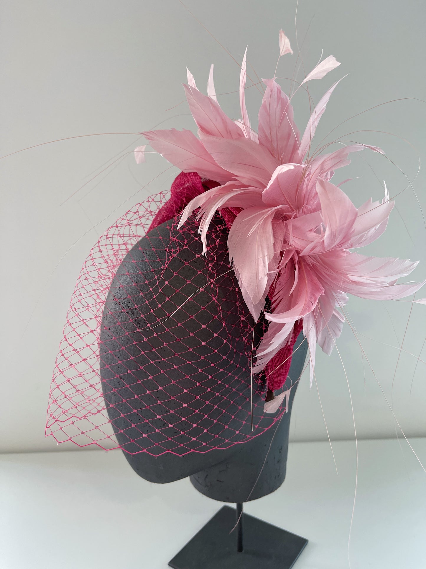 TOCADO PARA INVITADA ESTILO DIADEMA CON REDECILLA Y PLUMAS