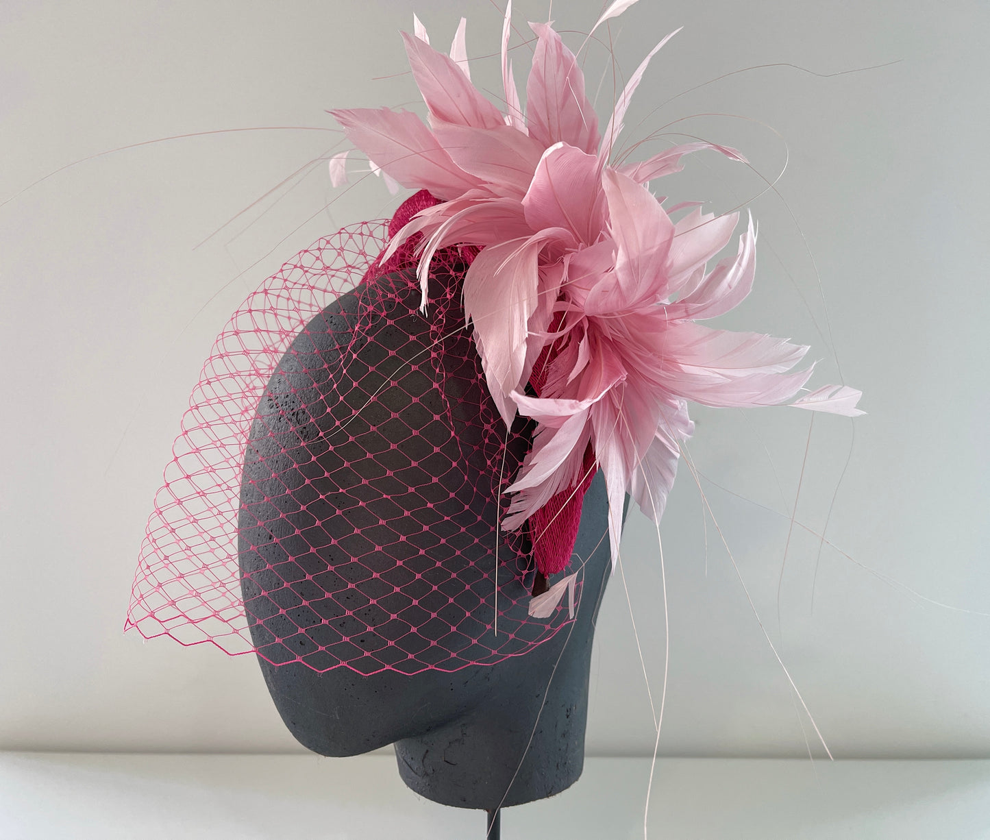 TOCADO PARA INVITADA ESTILO DIADEMA CON REDECILLA Y PLUMAS