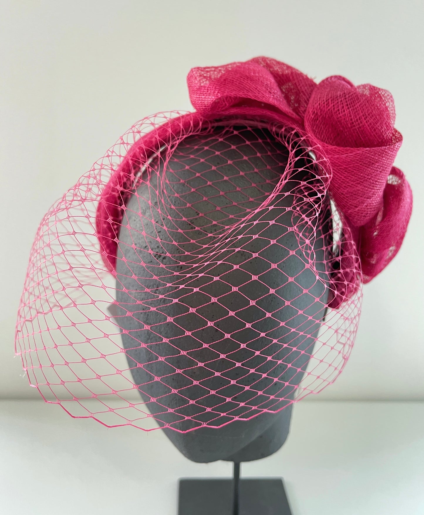 TOCADO PARA INVITADA ESTILO DIADEMA CON REDECILLA