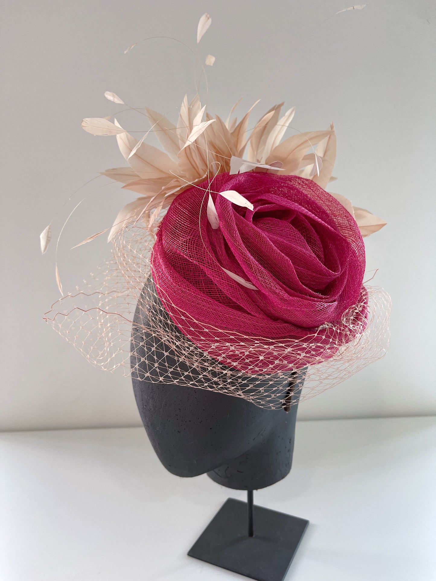 TOCADO PARA INVITADA ESTILO CASCO