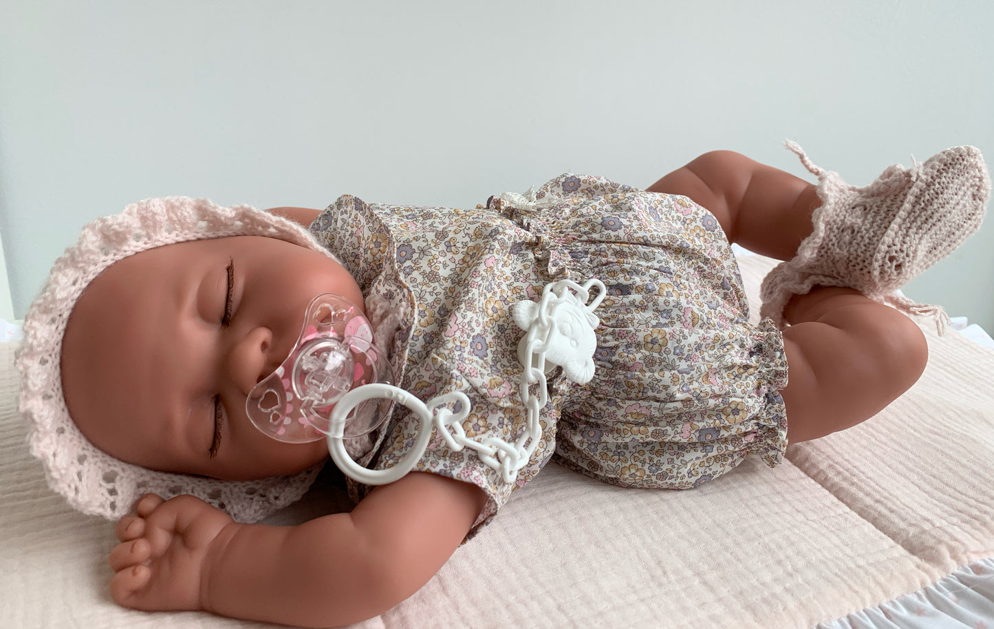 REBORN LUNA DE 42 CENTÍMETROS VESTIDA CON CULOTTE, BLUSA MANGA CORTA, CAPOTA Y PATUCOS DE BOTITA.