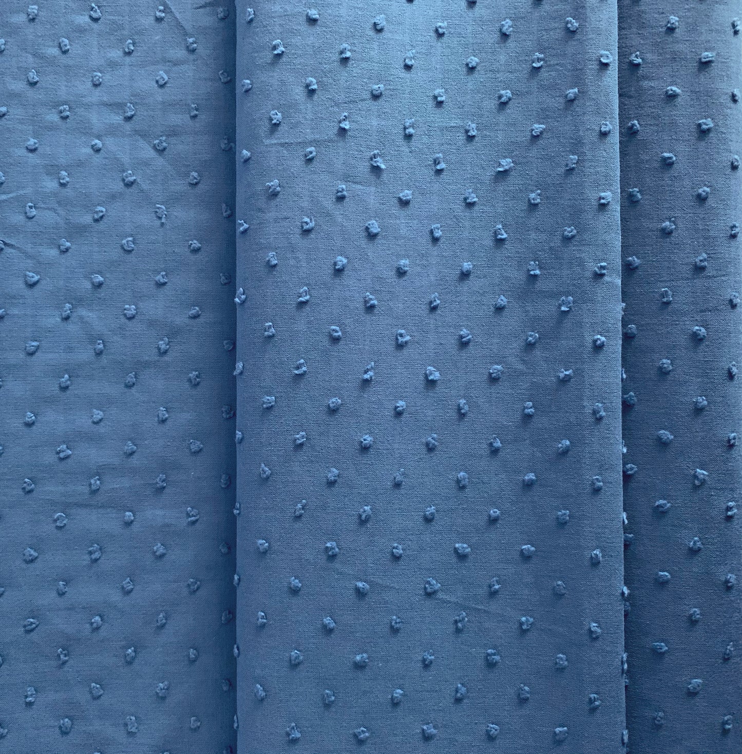 TELA CON TEXTURA DE 1,5 METROS DE ANCHO. 19,50 EUROS /METRO.