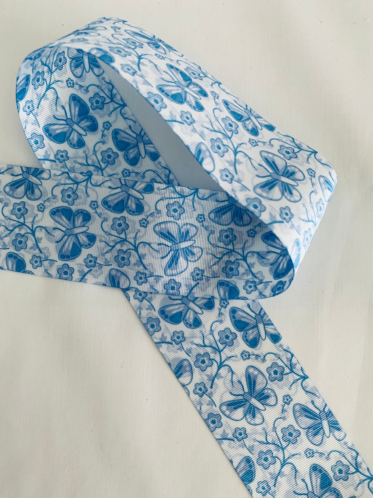 CINTA DE PELO ESTAMPADO DE FLORES AZUL CLARO Y MARIPOSAS DE 5 CENTÍMETROS DE ANCHO
