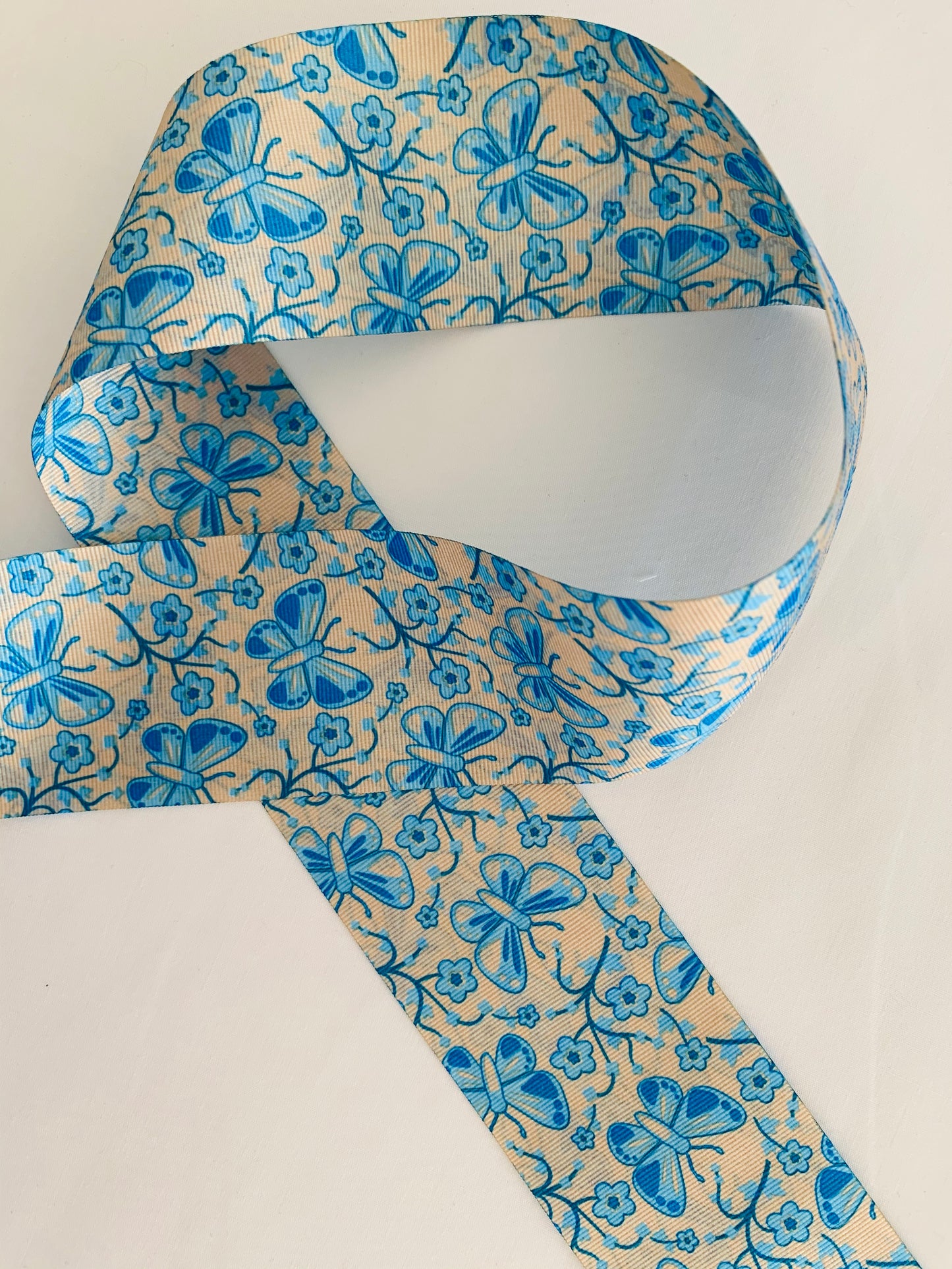 CINTA DE PELO ESTAMPADO DE FLORES AZUL Y MARIPOSAS DE 5 CENTÍMETROS DE ANCHO