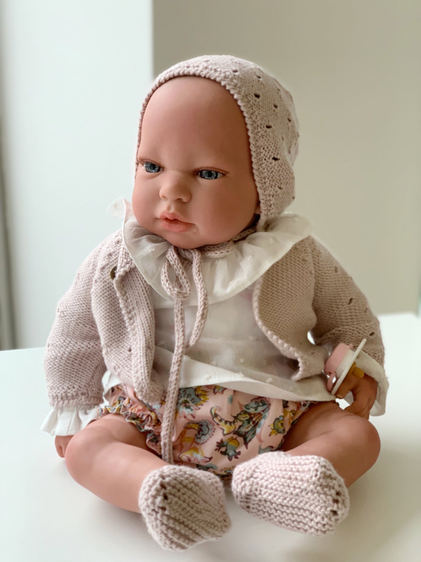 REBORN 40 CENTÍMETROS VESTIDO CON CAPOTA, JERSEY/ CHAQUETA, BLUSA DE PLUMETI, CULOTTE Y PATUCOS
