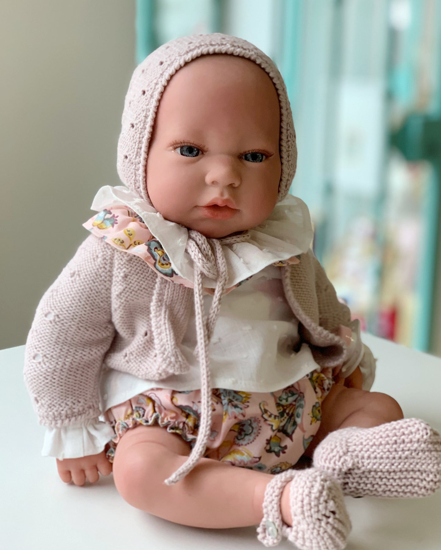REBORN 40 CENTÍMETROS VESTIDO CON CAPOTA, JERSEY/ CHAQUETA, BLUSA DE PLUMETI, CULOTTE Y PATUCOS