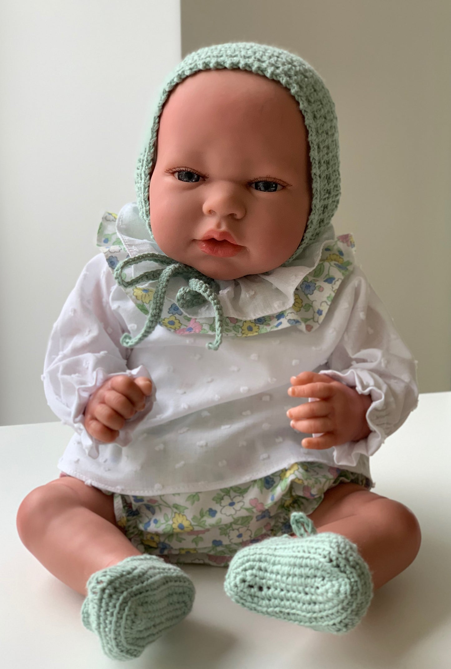 REBORN 40 CENTÍMETROS VESTIDO CON CAPOTA, BLUSA DE PLUMETI, CULOTTE, CUELLO Y PATUCOS
