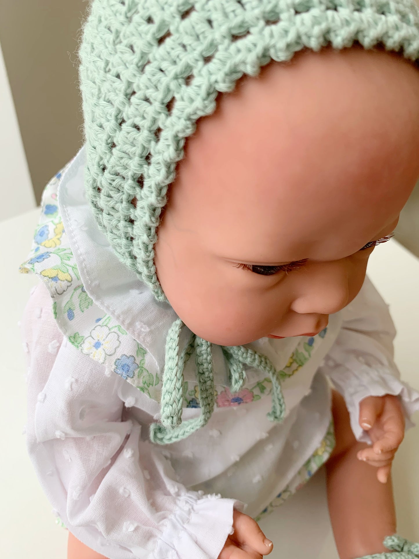 REBORN 40 CENTÍMETROS VESTIDO CON CAPOTA, BLUSA DE PLUMETI, CULOTTE, CUELLO Y PATUCOS