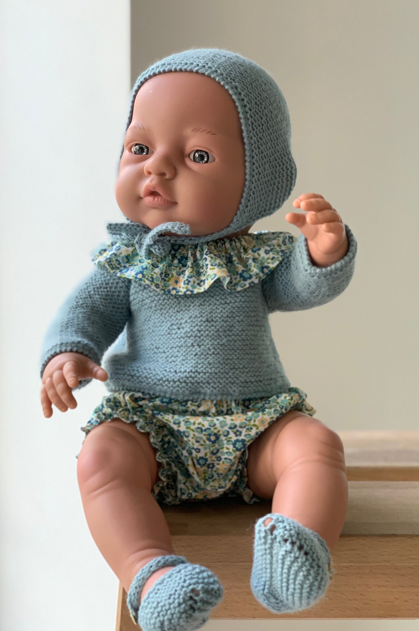 MUÑECO 42 CM VESTIDO CON CULOTTE, CUELLO, JERSEY, CAPOTA Y PATUCOS.