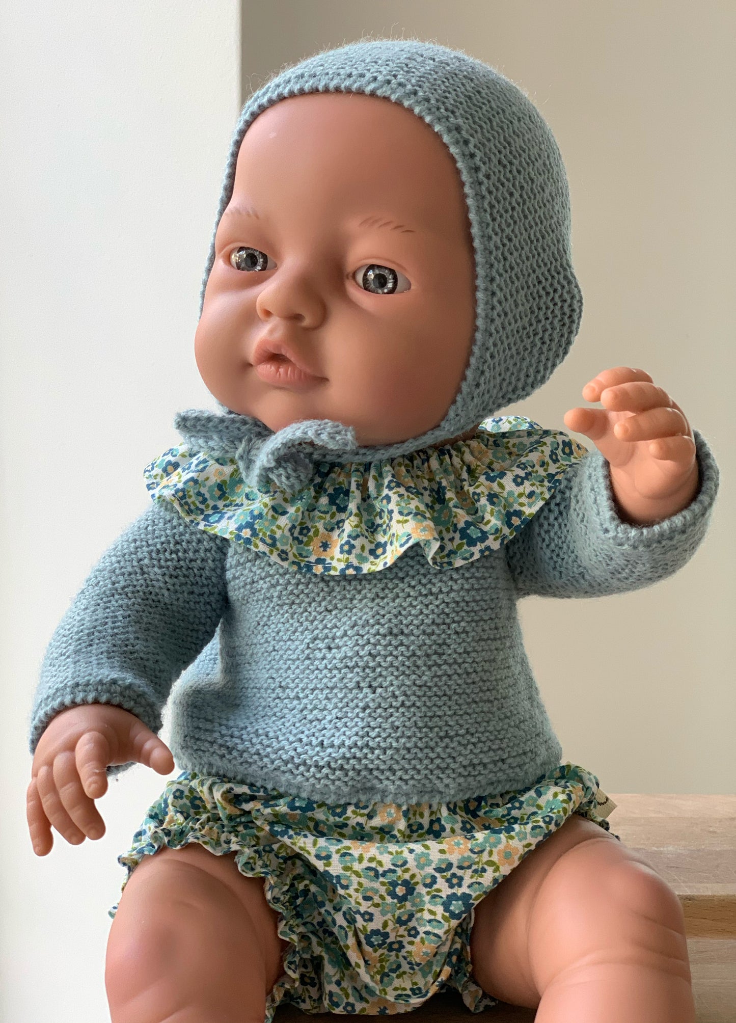 MUÑECO 42 CM VESTIDO CON CULOTTE, CUELLO, JERSEY, CAPOTA Y PATUCOS.