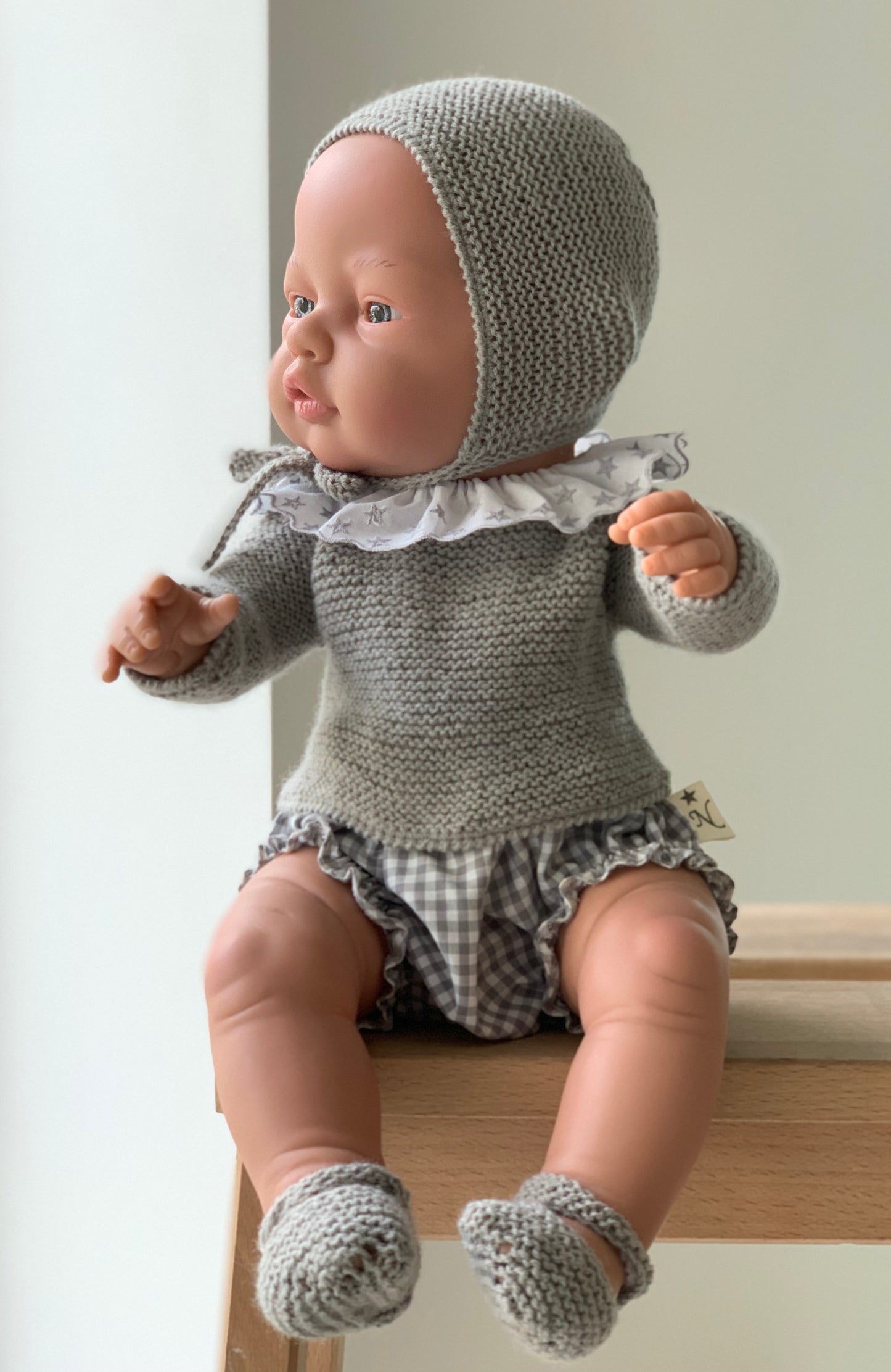 MUÑECO 42 CM VESTIDO CON CULOTTE, CUELLO, JERSEY, CAPOTA Y PATUCOS.