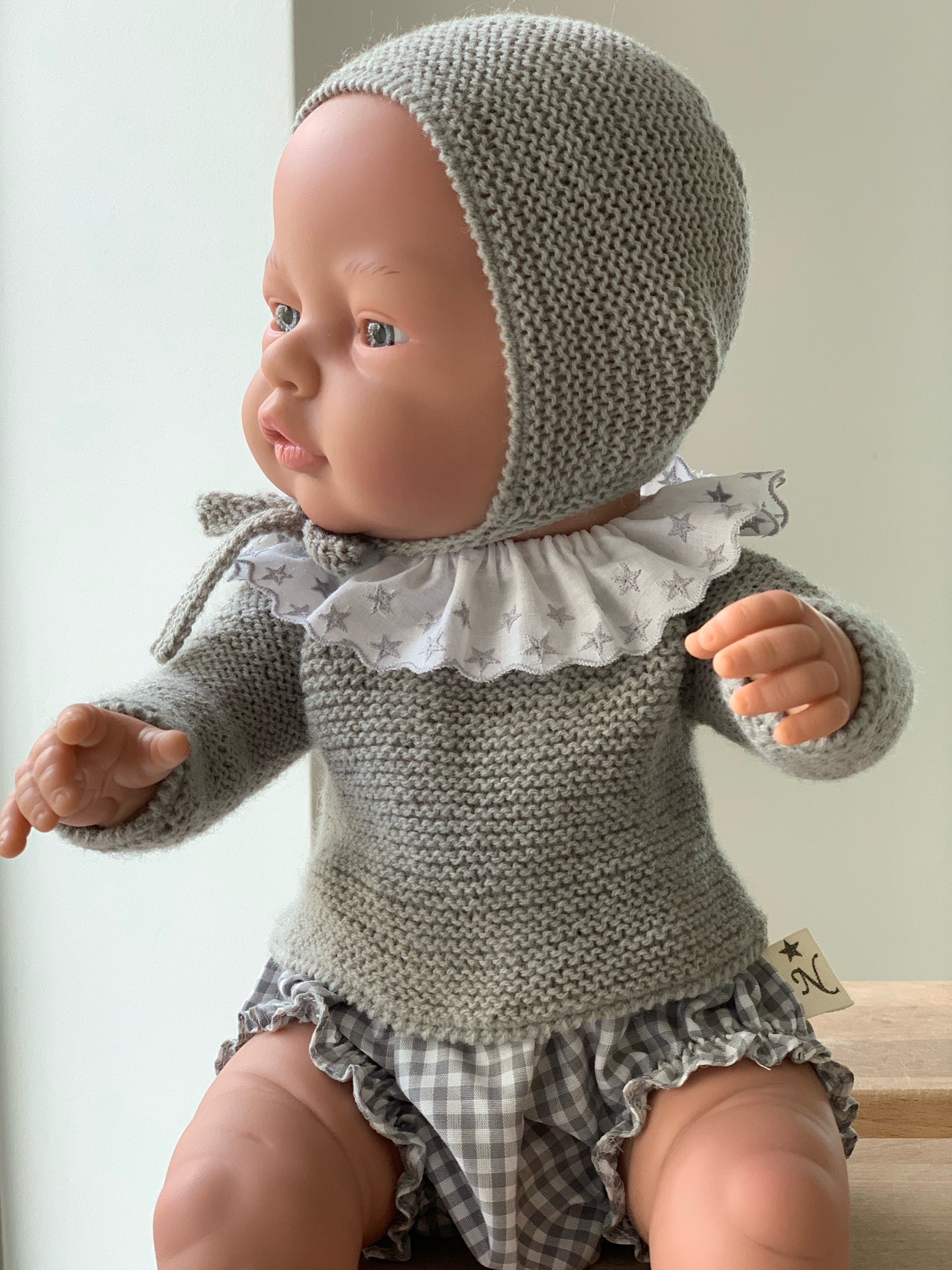 MUÑECO 42 CM VESTIDO CON CULOTTE, CUELLO, JERSEY, CAPOTA Y PATUCOS.