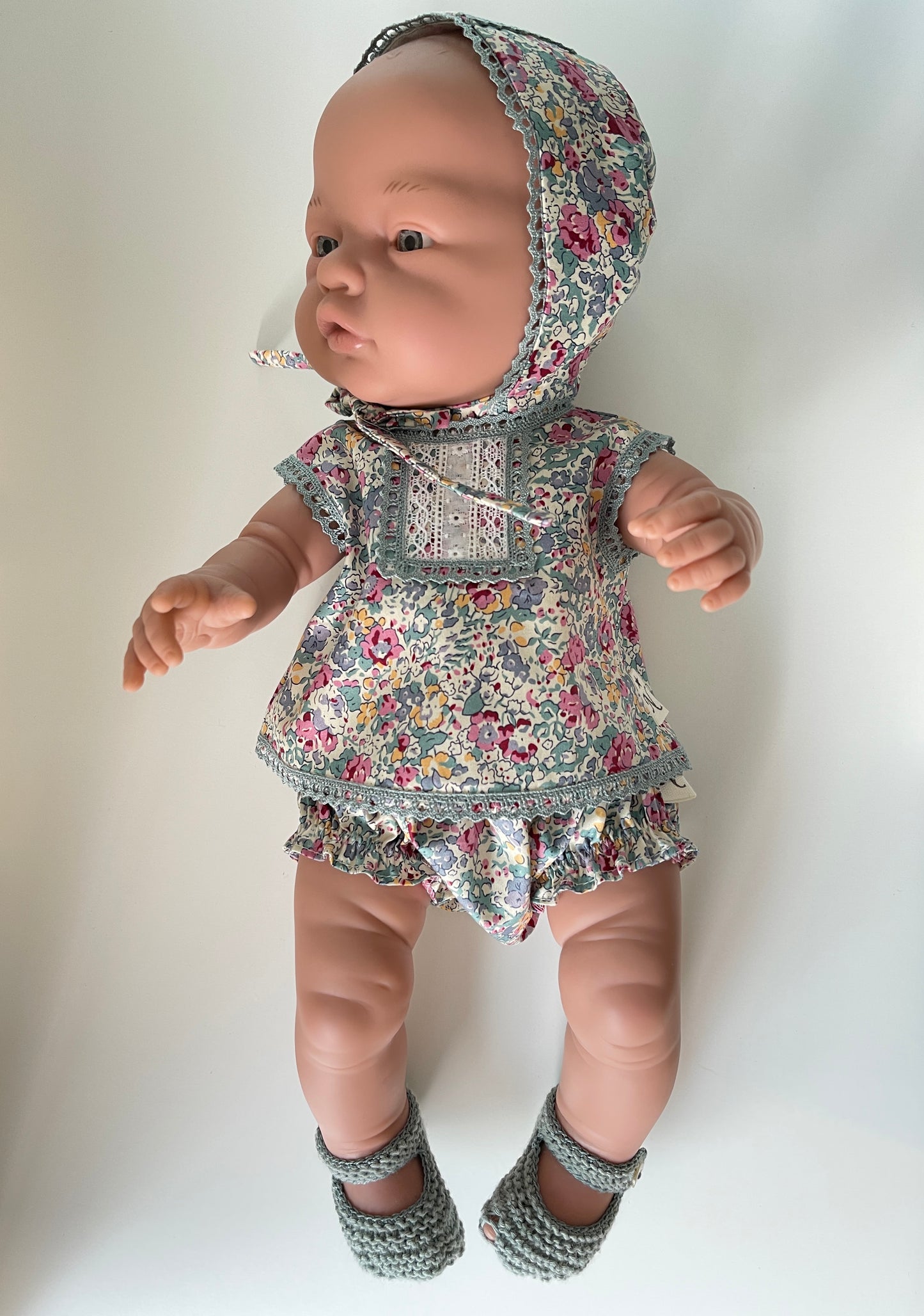 ROPA PARA MUÑECO 42 CM VESTIDO CON JESUSITO, CULOTTE, CAPOTA Y PATUCOS.