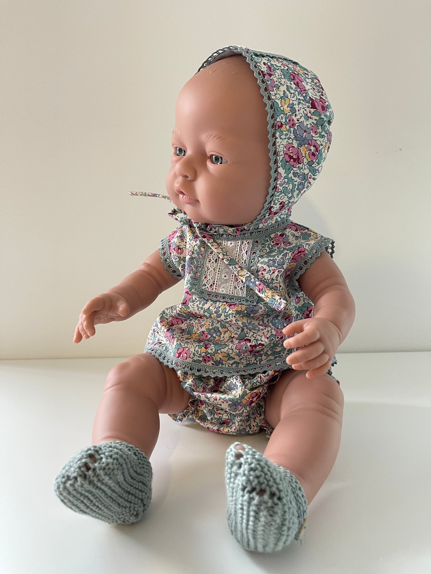 ROPA PARA MUÑECO 42 CM VESTIDO CON JESUSITO, CULOTTE, CAPOTA Y PATUCOS.