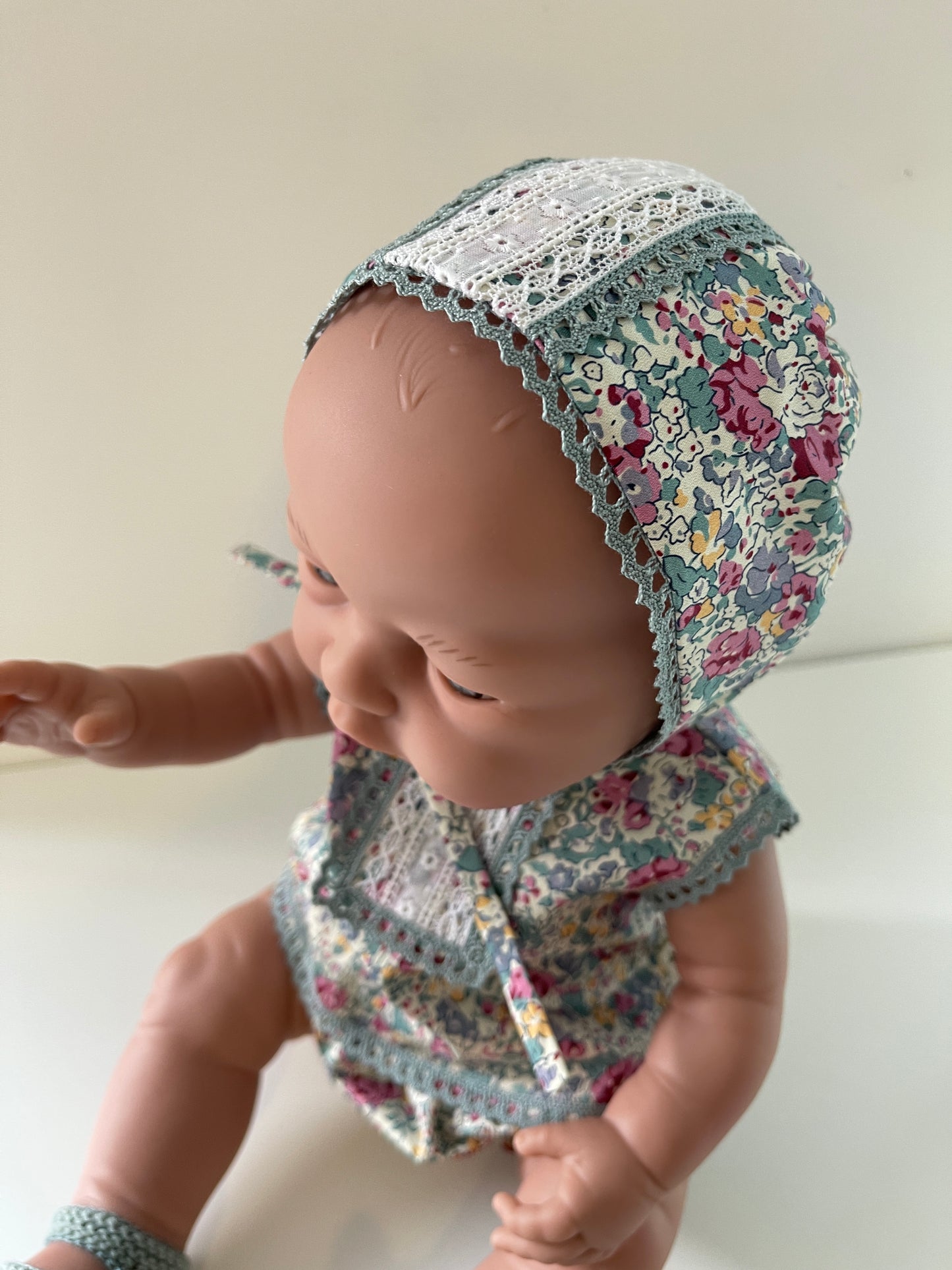 ROPA PARA MUÑECO 42 CM VESTIDO CON JESUSITO, CULOTTE, CAPOTA Y PATUCOS.
