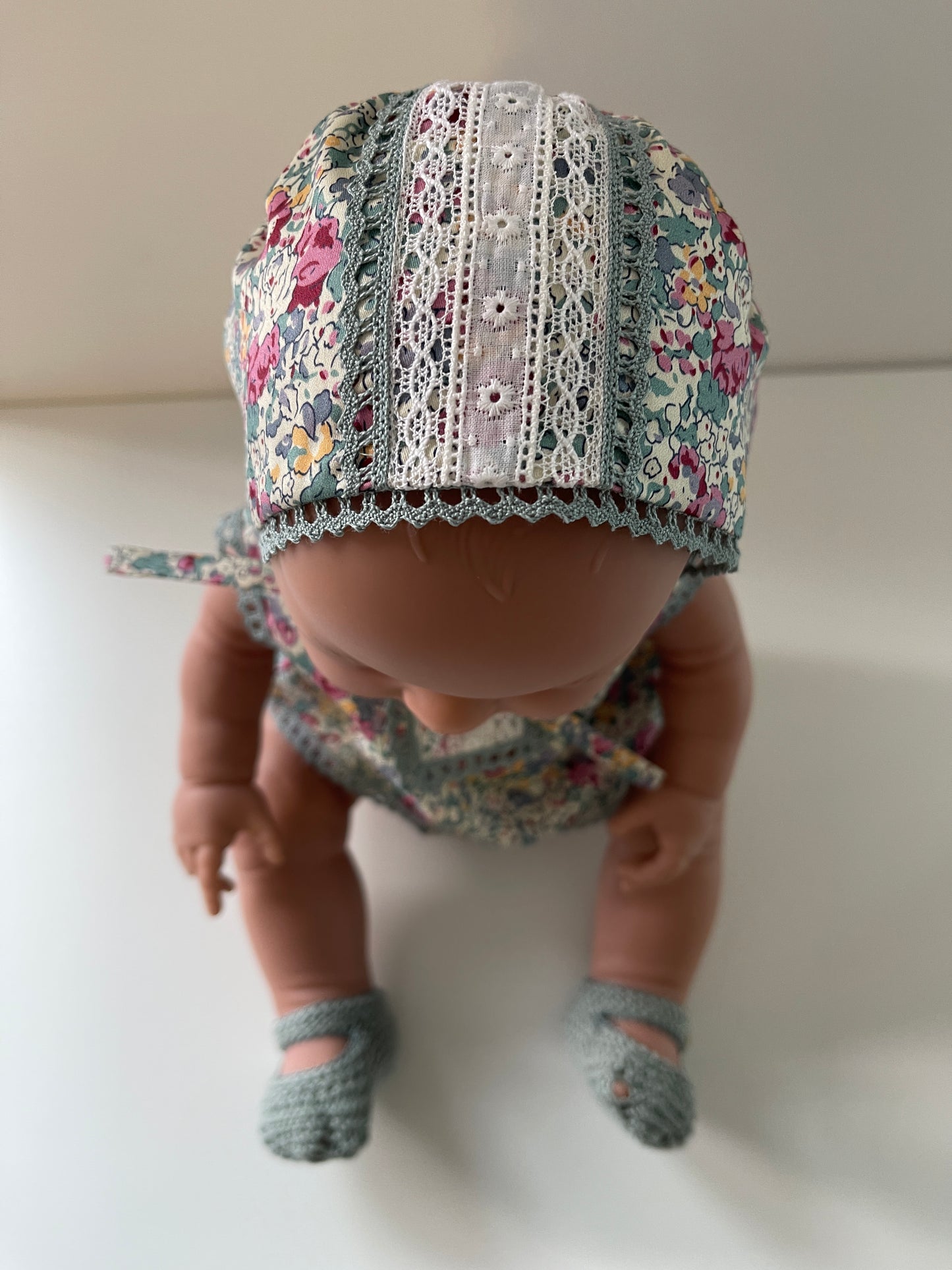 ROPA PARA MUÑECO 42 CM VESTIDO CON JESUSITO, CULOTTE, CAPOTA Y PATUCOS.
